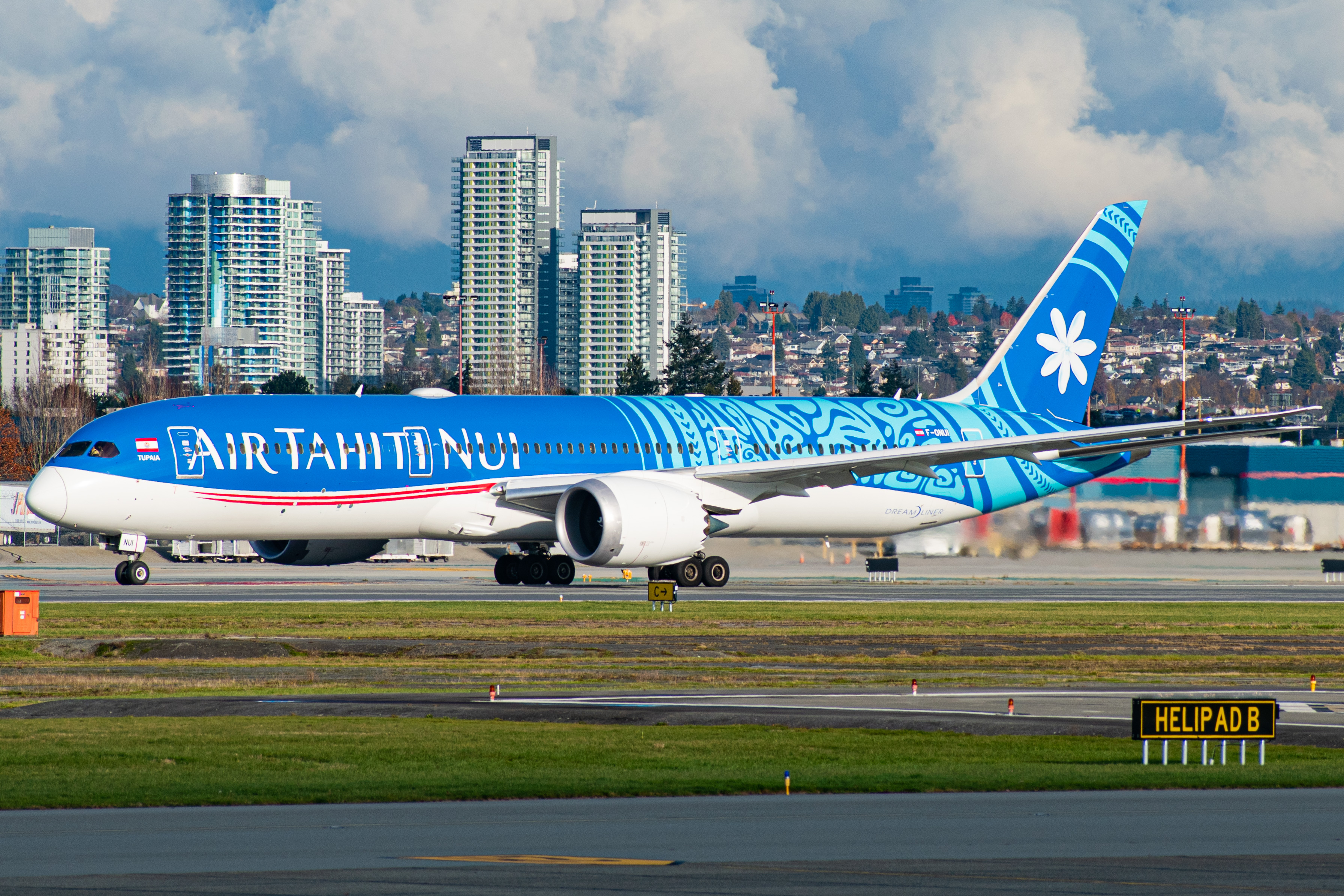 Full size: Air Tahiti Nui Boeing 787-9 F-ONUI at Vancouver International Airport