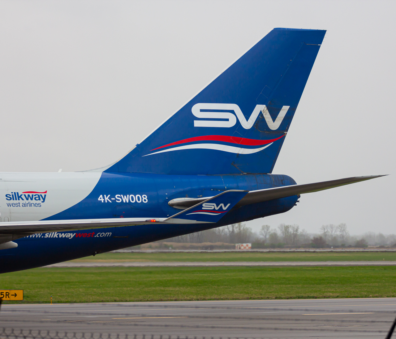 Full size: Silkway Boeing 747-400F 4K-SW008 at Rickenbacker International Airport