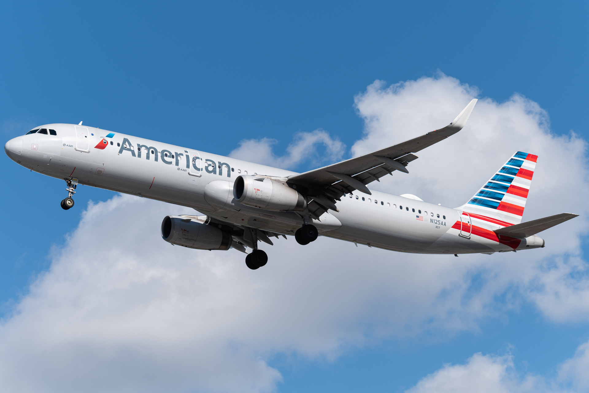 Full size: American Airlines Airbus A321-200 N125AA at Miami International Airport