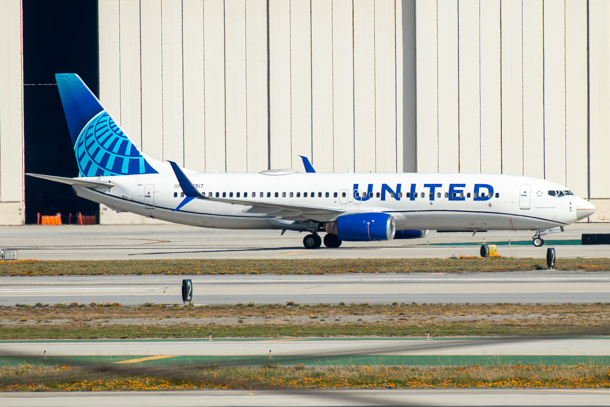 Full size: United Airlines Boeing 737-800 N76517 at Los Angeles International Airport
