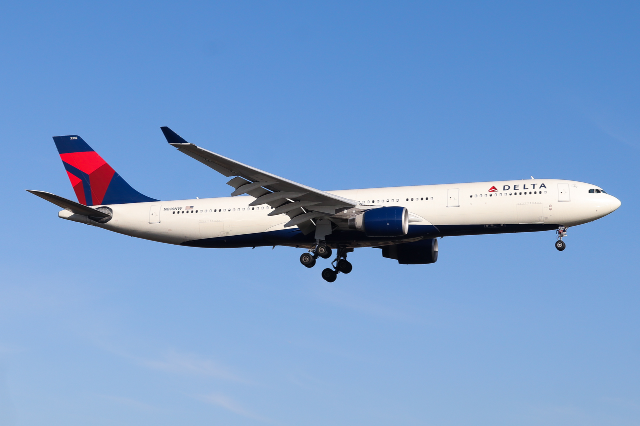 Full size: Delta Airlines Airbus A330-300 N816NW at London Heathrow International Airport