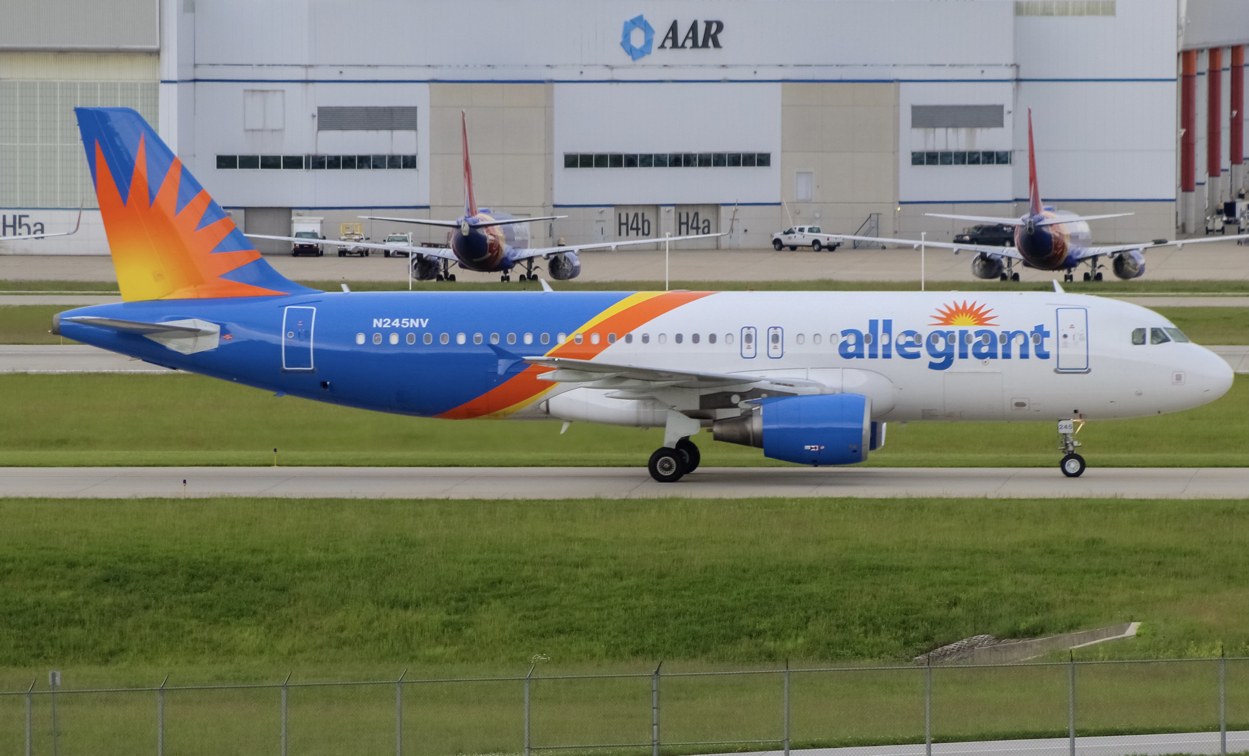 Full size: Allegiant Air Airbus A320 N245NV at Indianapolis International Airport