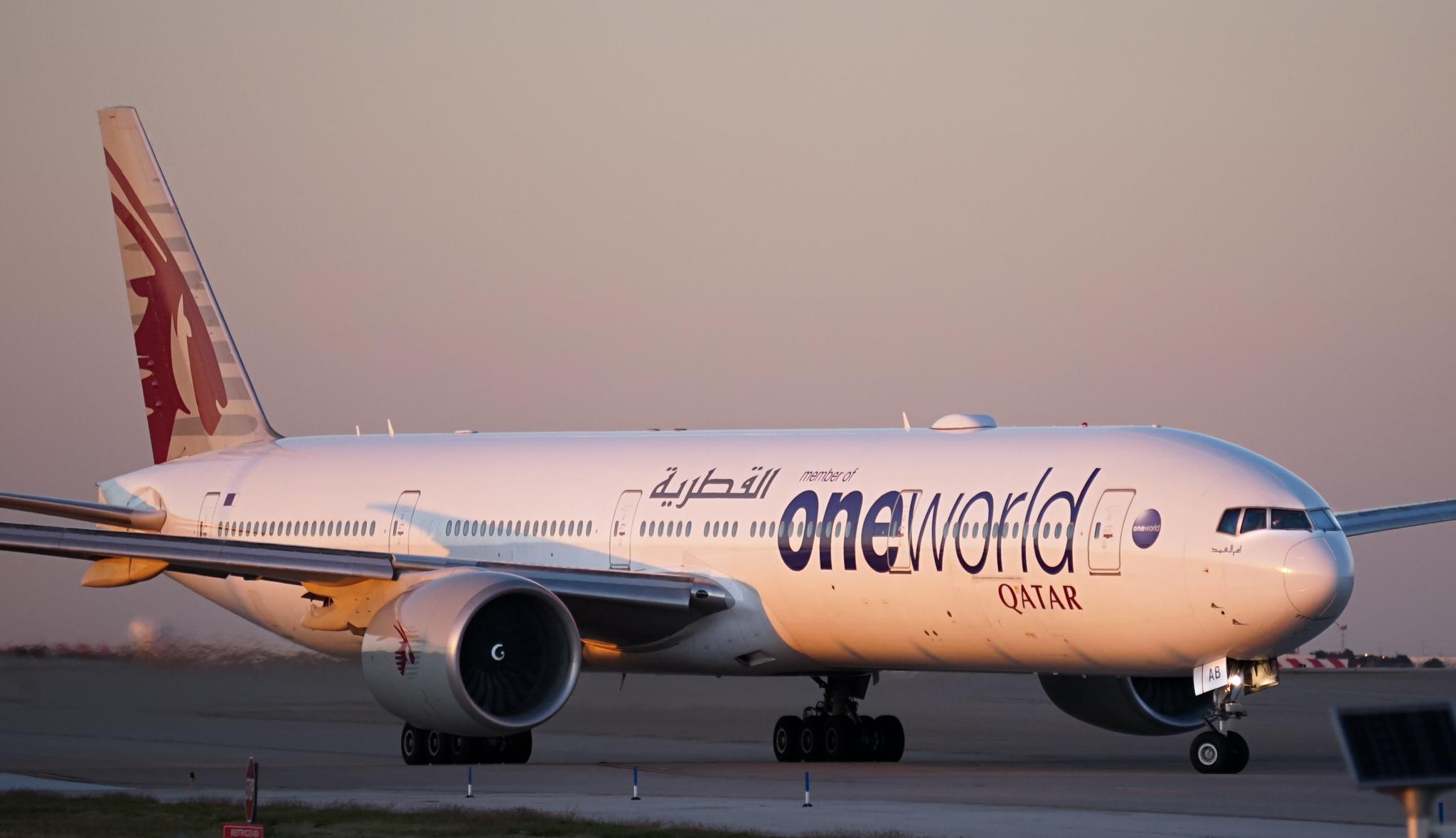 Full size: Qatar Airways Boeing 777-300ER A7-BAB at Dallas-Fort Worth International Airport