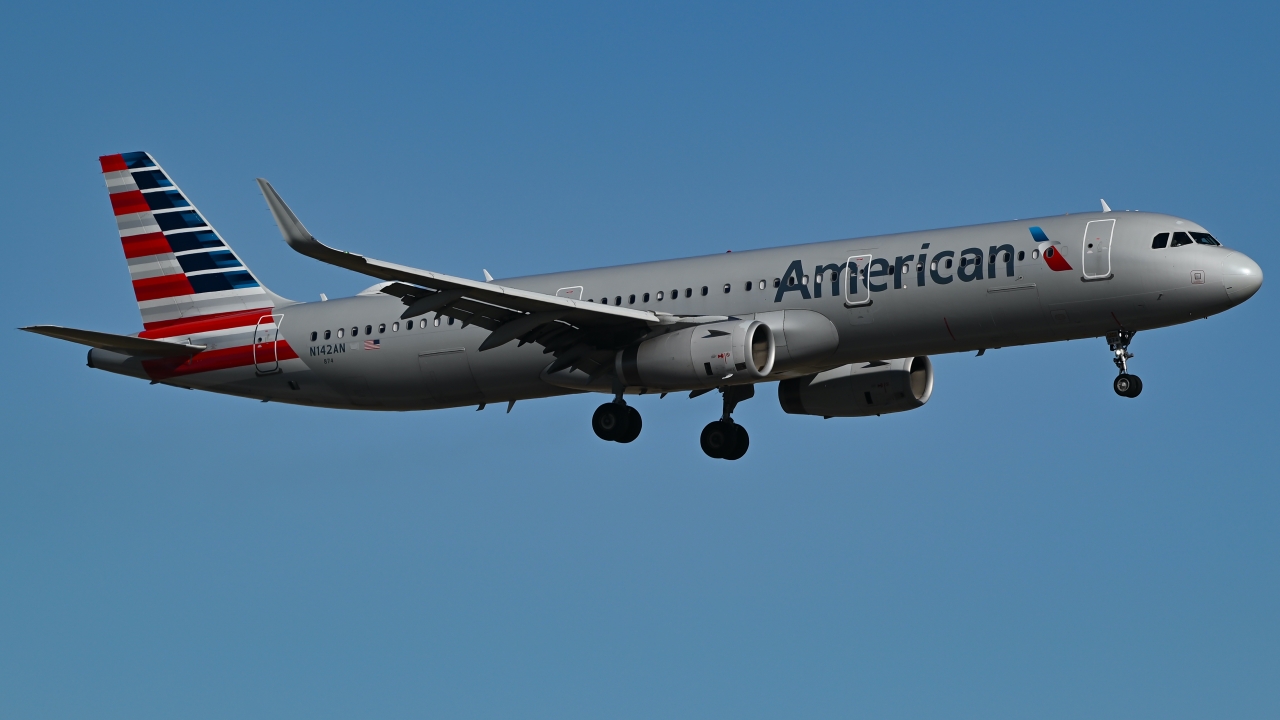 Full size: American Airlines Airbus A321-200 N142AN at Dallas-Fort Worth International Airport