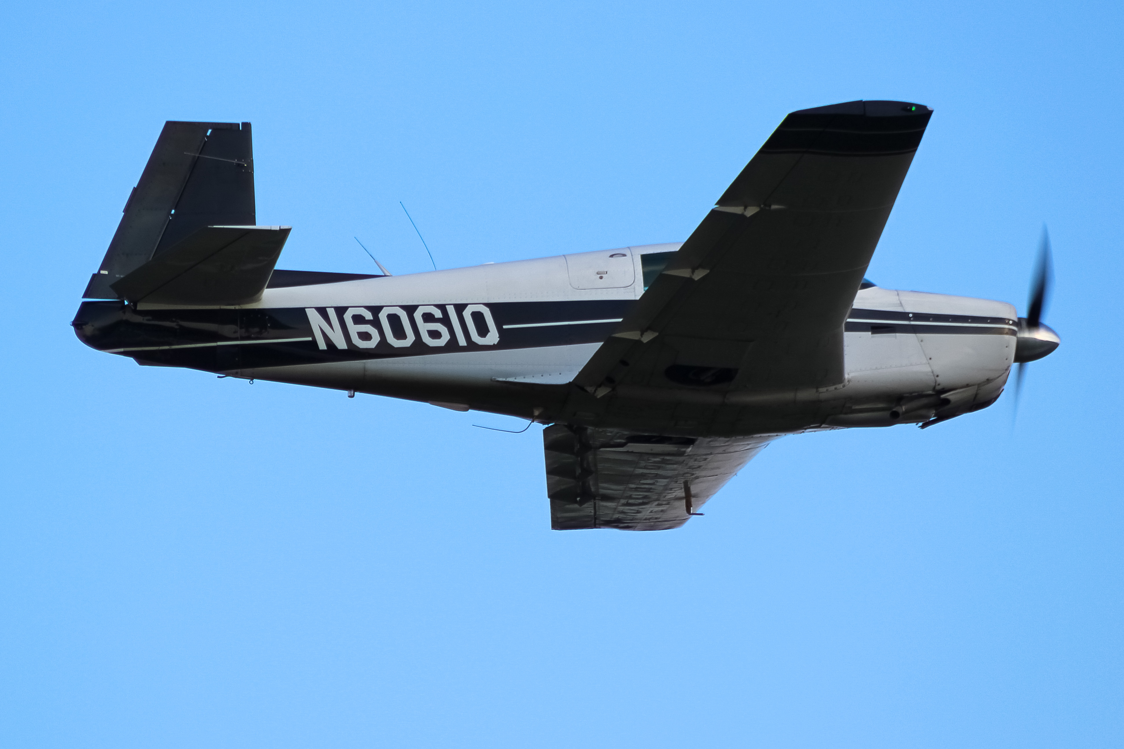 Full size: PRIVATE  Mooney M20E N6061Q at Clermont County Airport