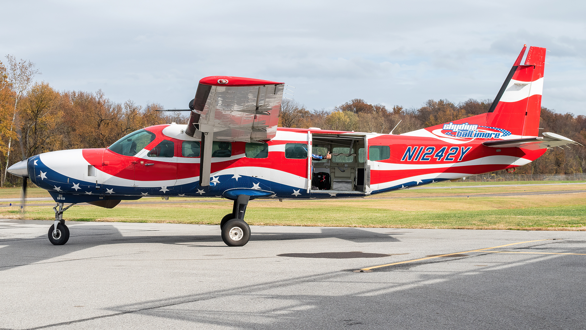 Full size: Skydive Baltimore Cessna 208 Grand Caravan N1242Y at College Park Airport