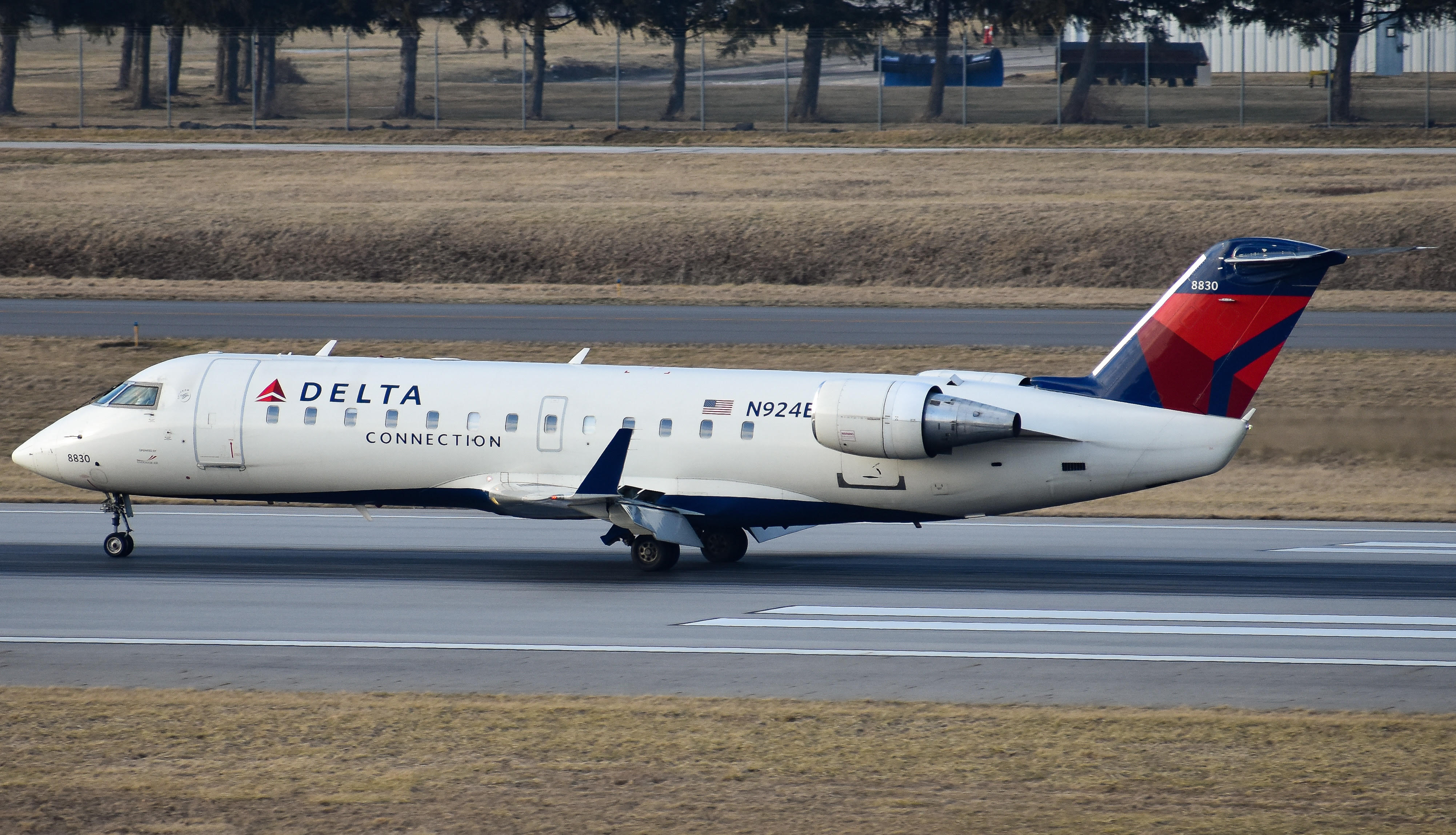 Full size: Delta Connection Mitsubishi CRJ-200 N924EV at John Glenn Columbus International Airport