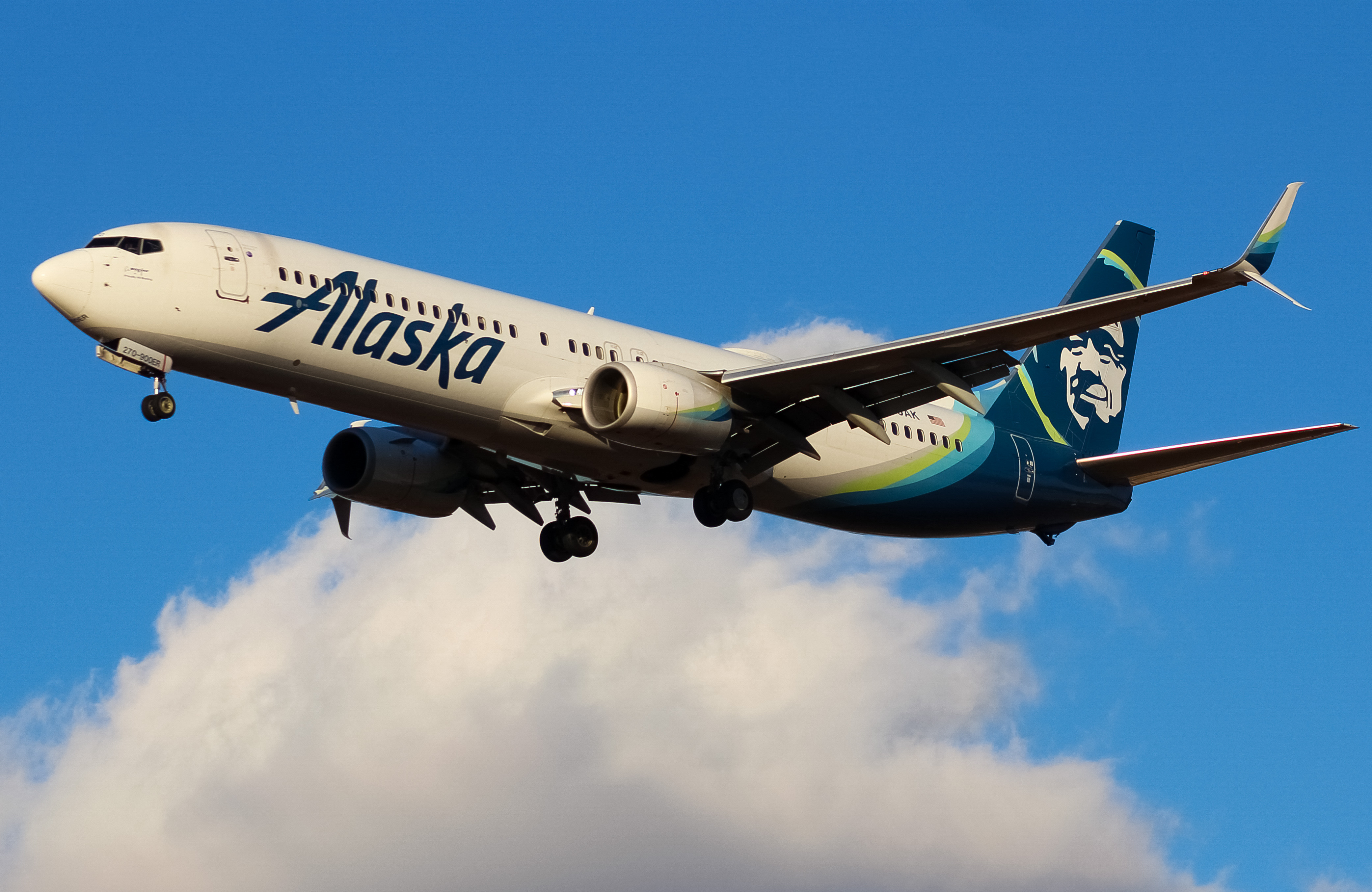Full size: Alaska Airlines Boeing 737-900ER N270AK at Cincinnati/Northern Kentucky International Airport