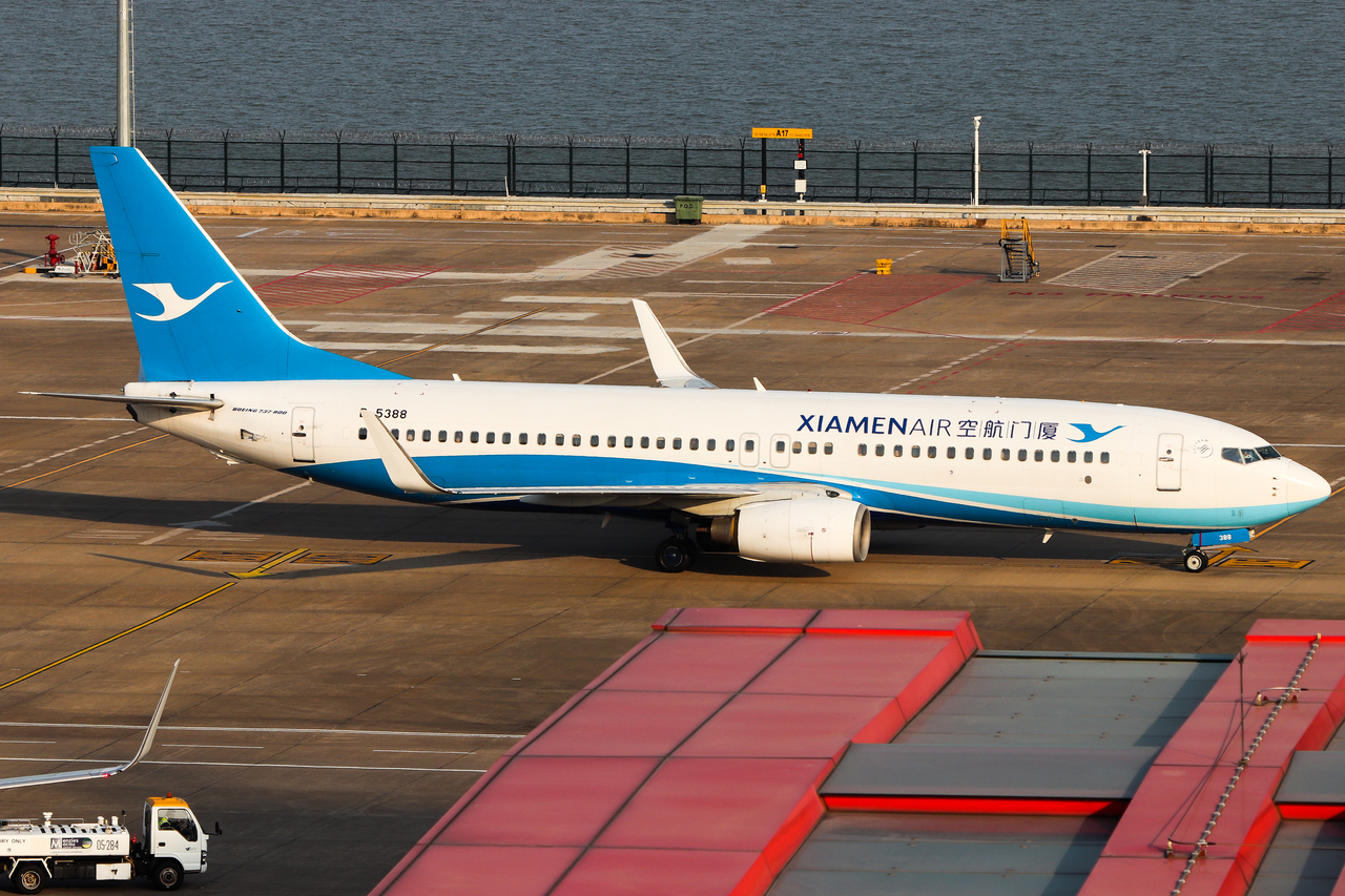 Full size: Xiamen Air Boeing 737-800 B-5388 at Macau International Airport