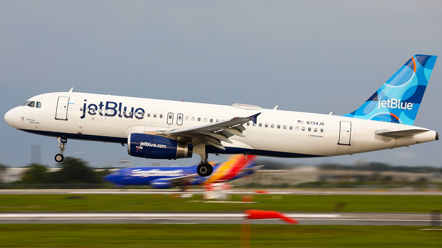 Full size: JetBlue Airways Airbus A320 N794JB at Orlando International Airport