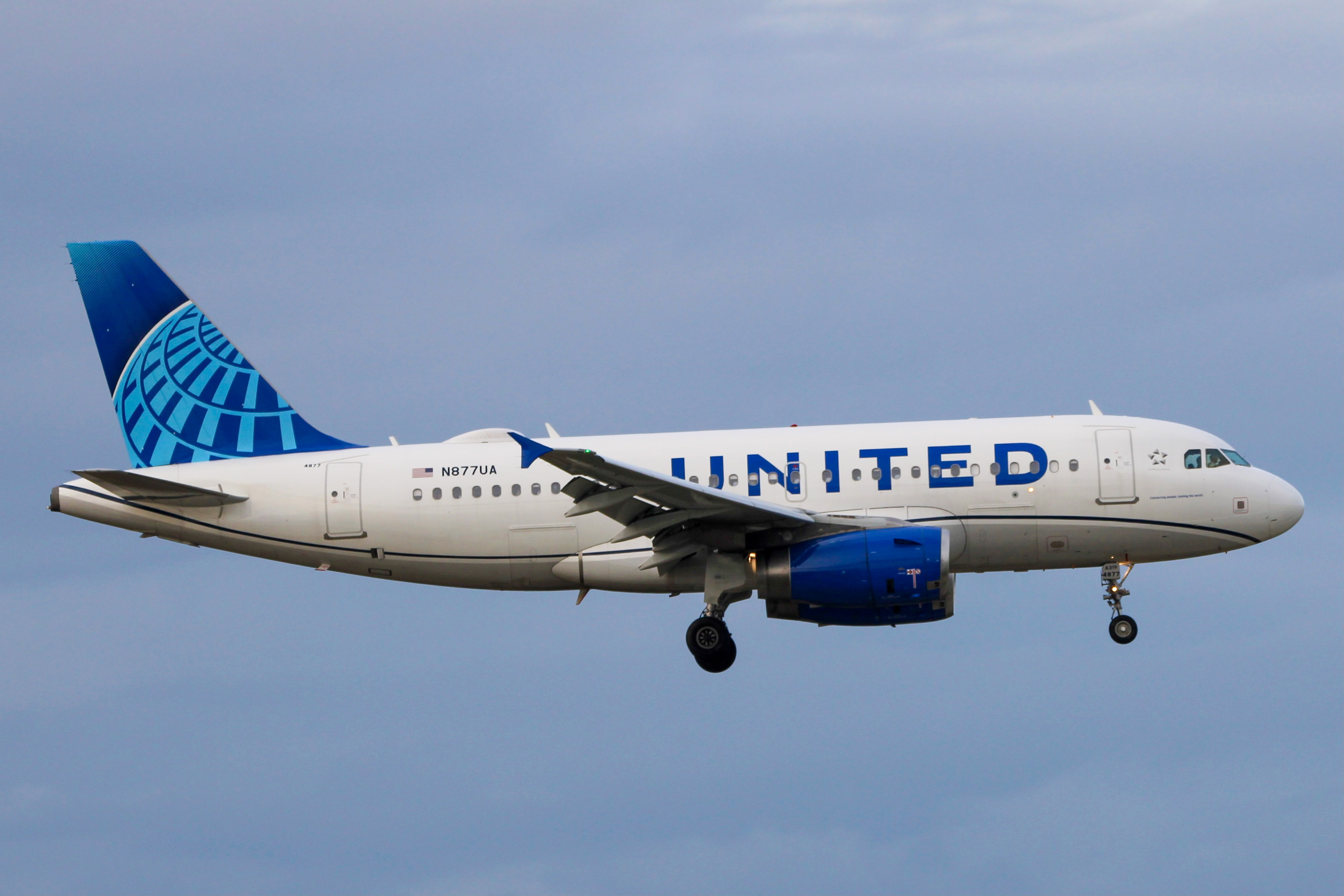 Full size: United Airlines Airbus A319 N877UA at Hartsfield-Jackson Atlanta International Airport