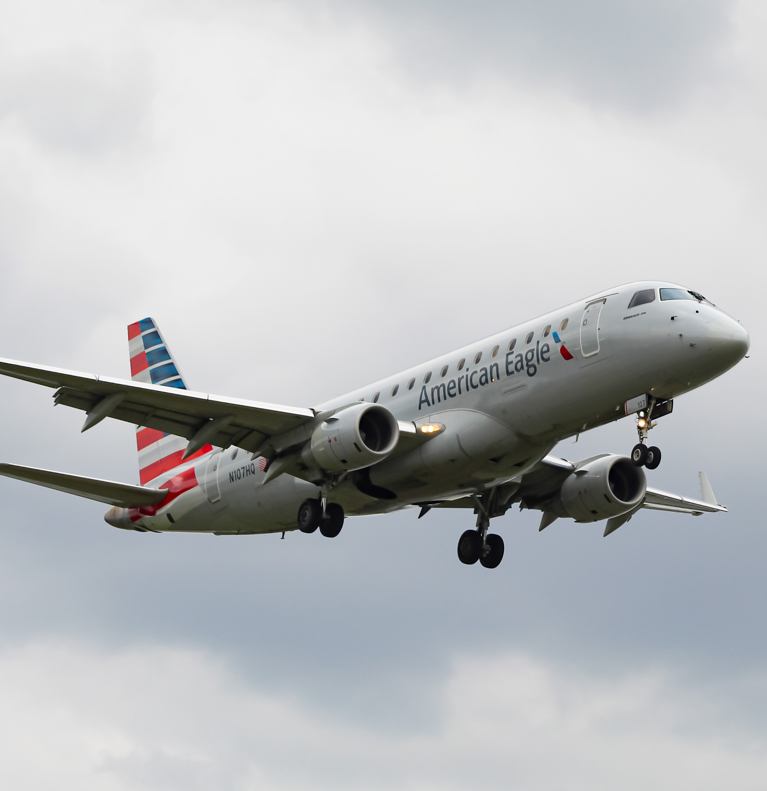 Full size: American Airlines Embraer E175 N107HQ at Ronald Reagan National Airport