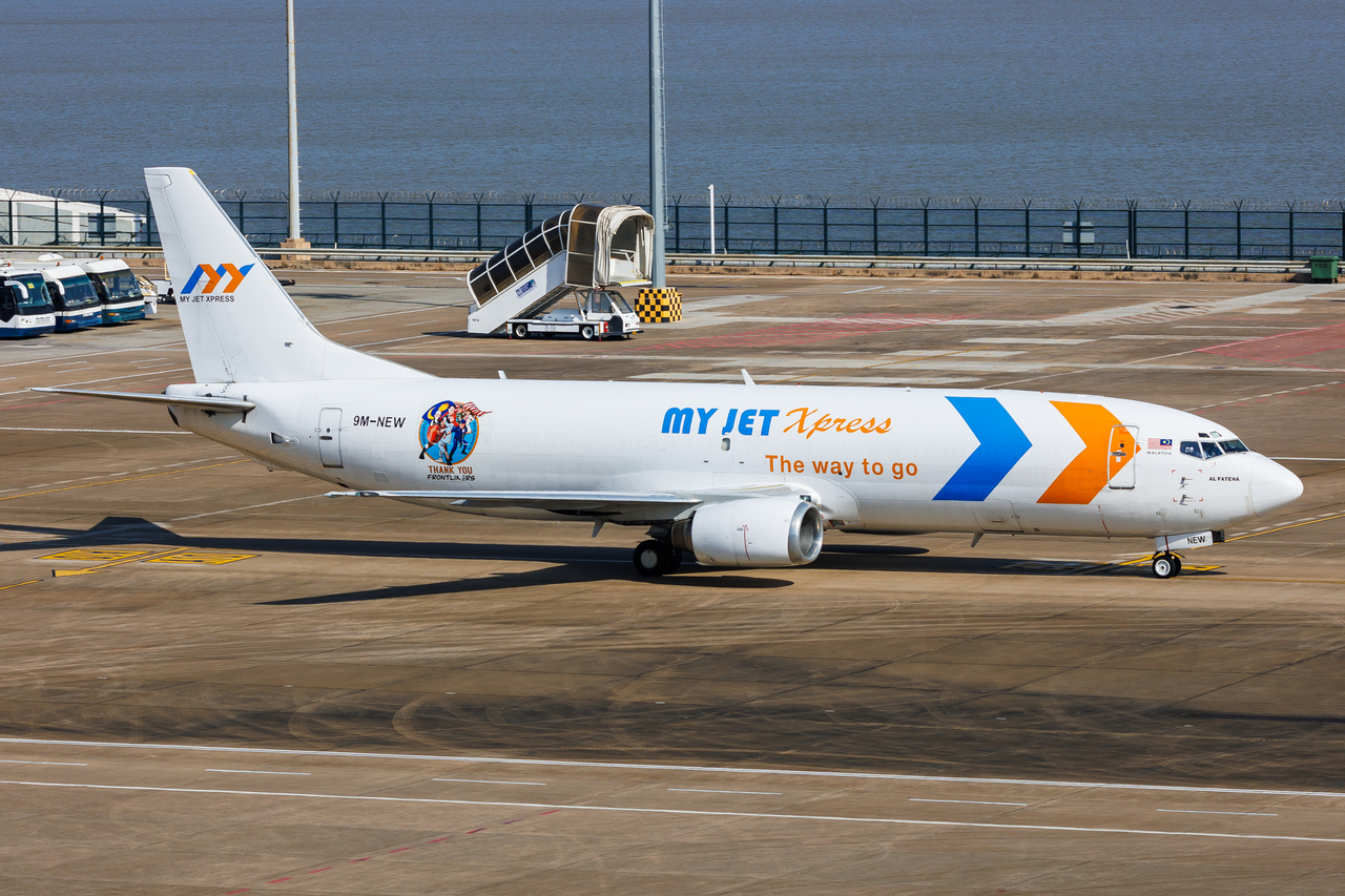 Full size: MY Jet Xpress Airlines Boeing 737-400F 9M-NEW at Macau International Airport