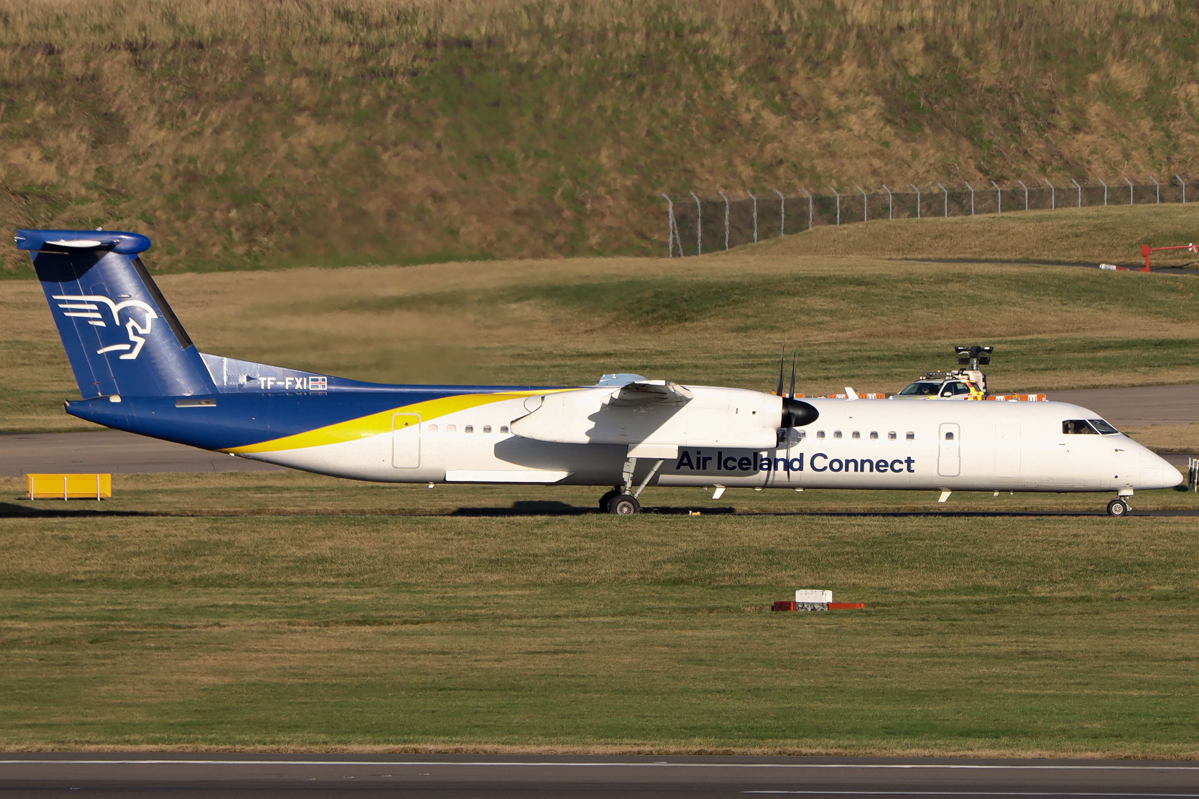 Full size: Air Iceland Connect De Havilland DHC-8 TF-FXI at Birmingham Airport
