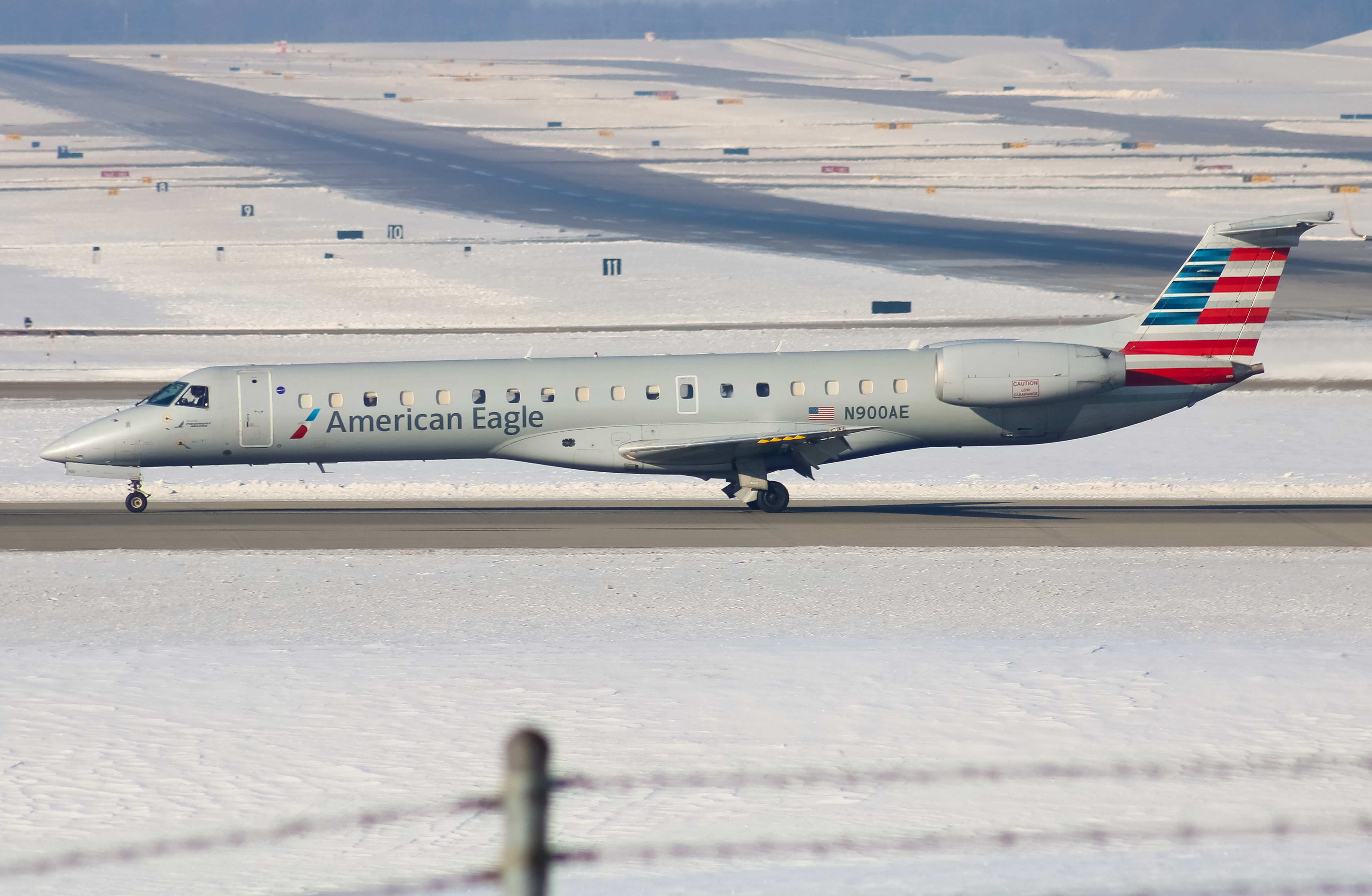 Full size: American Eagle Embraer ERJ145 N900AE at Cincinnati/Northern Kentucky International Airport