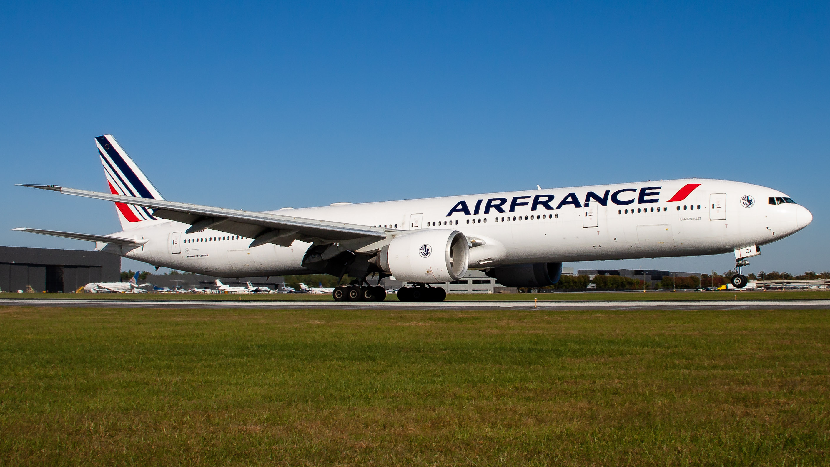 Full size: Air France Boeing 777-300ER F-GSQI at Washington Dulles International Airport
