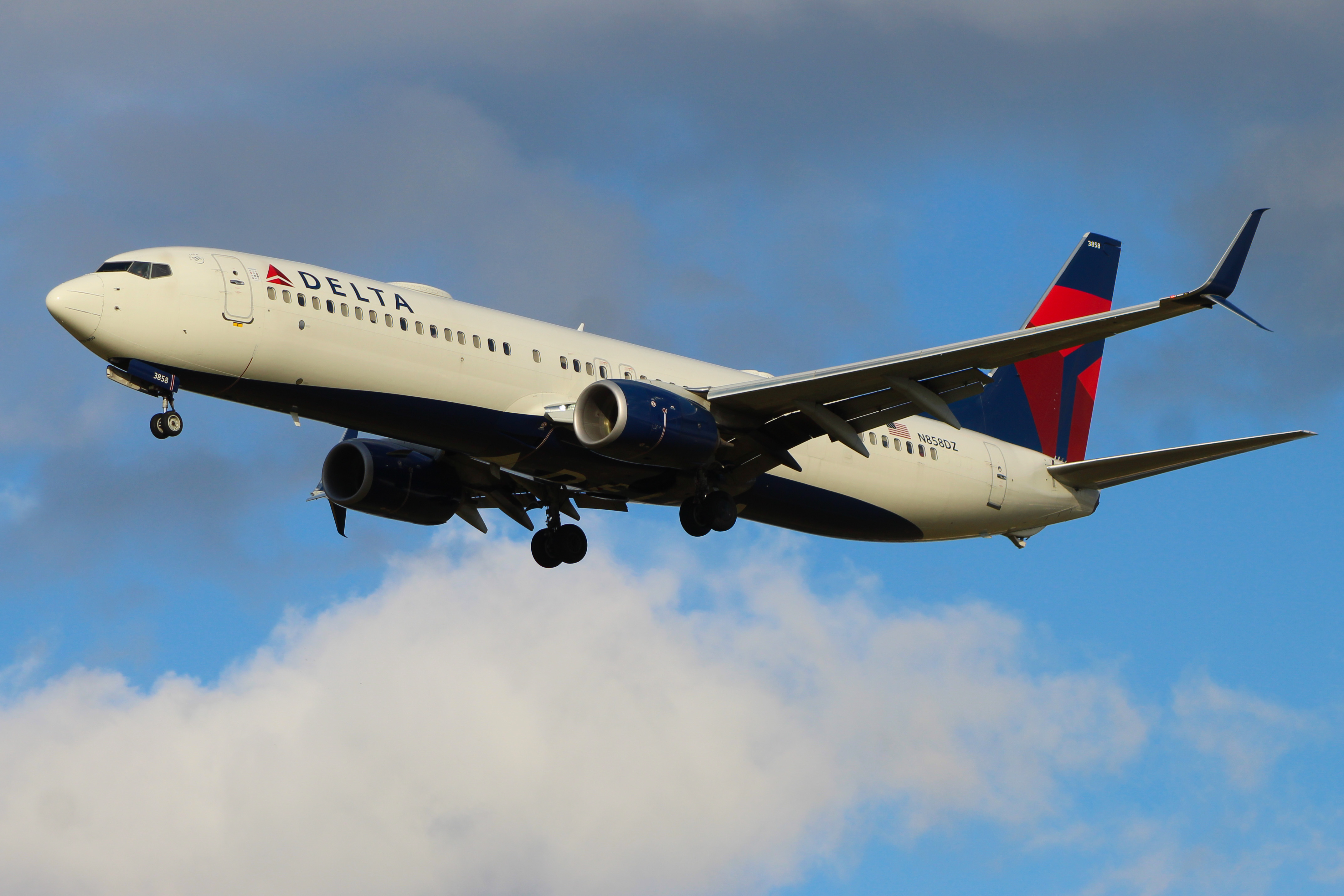 Full size: Delta Airlines Boeing 737-900ER N858DZ at Cincinnati/Northern Kentucky International Airport
