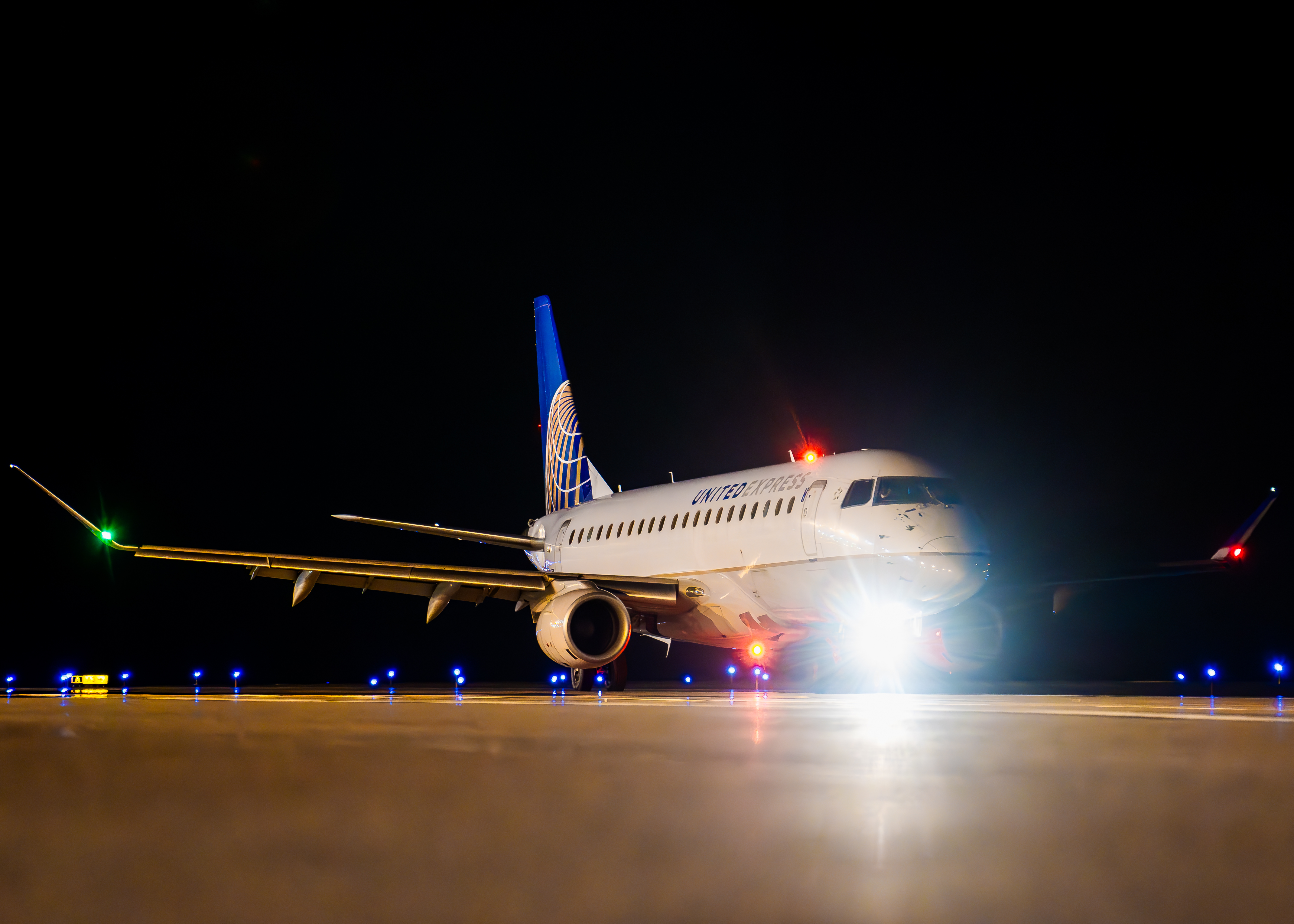 Full size: SkyWest Airlines Embraer E175 N109SY at Roberts Field Airport