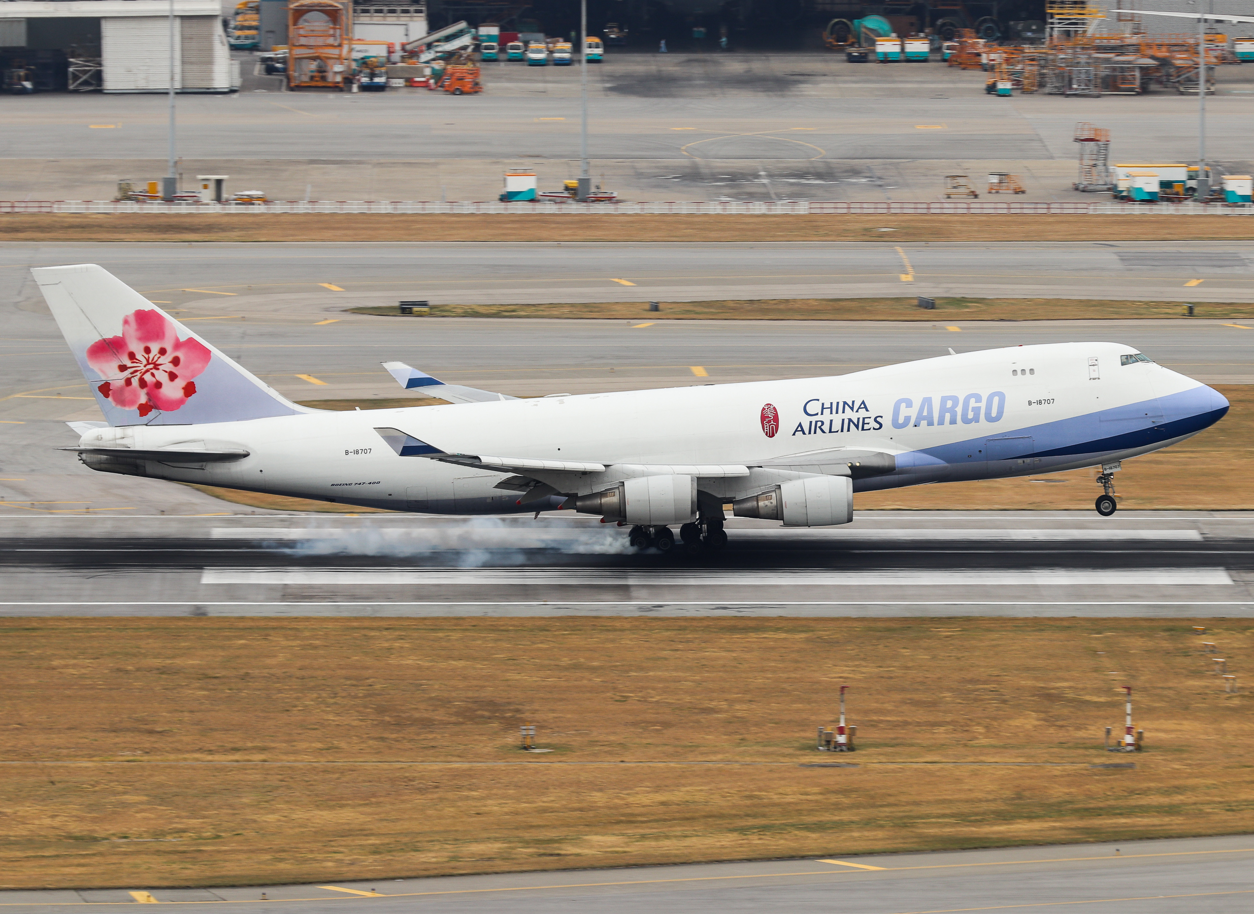 Full size: China Airlines Cargo Boeing 747-400F B-18707 at Hong Kong International Airport