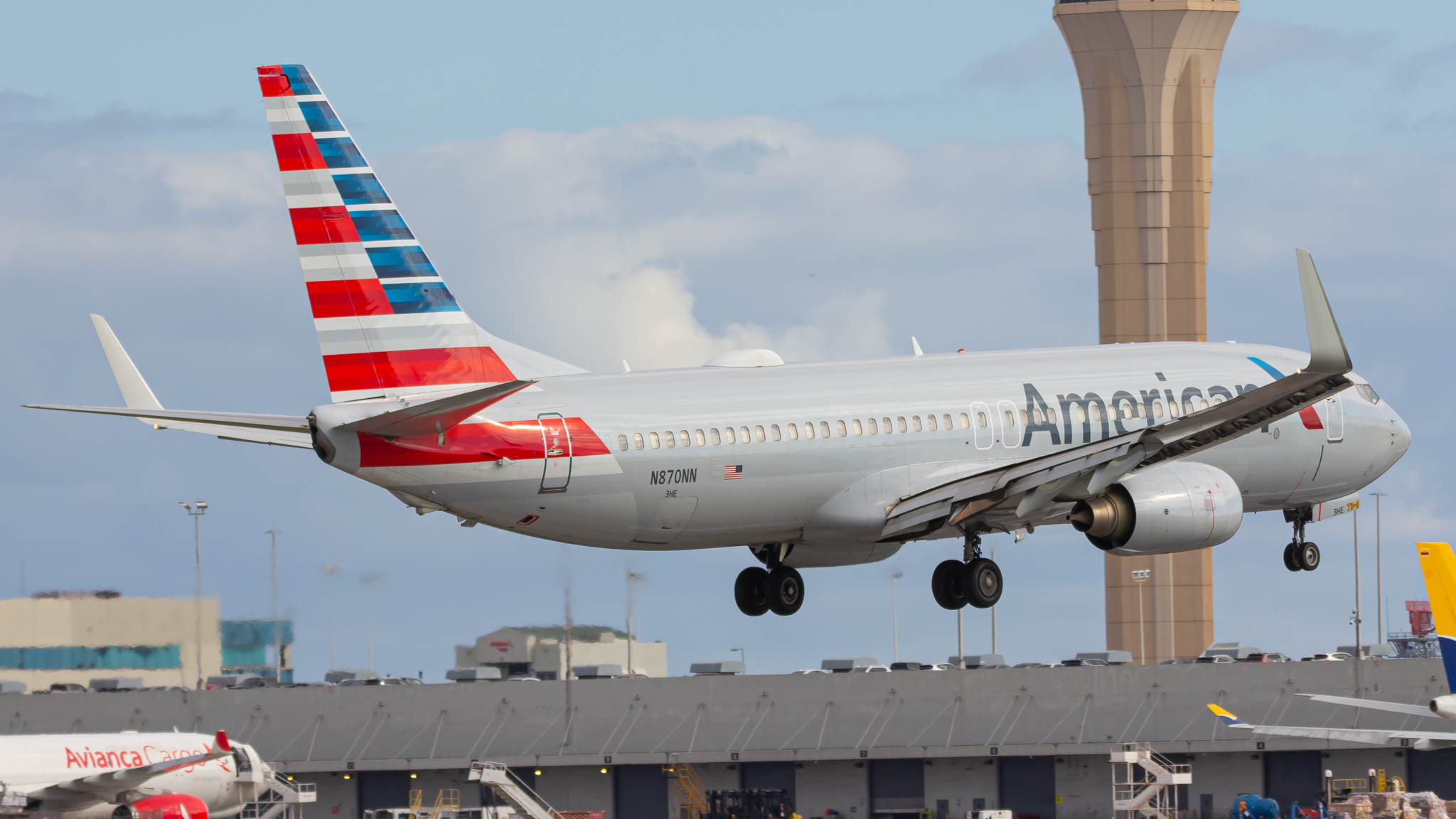 Full size: American Airlines Boeing 737-800 N870NN at Miami International Airport