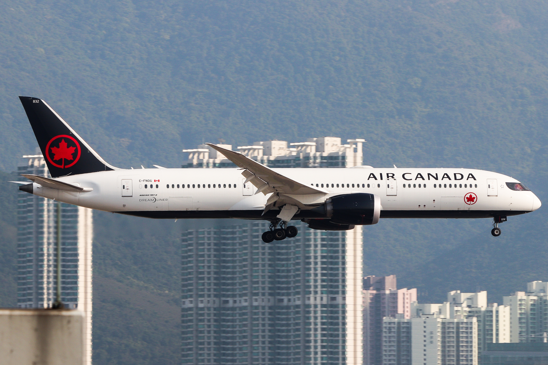 Full size: Air Canada Boeing 787-9 C-FNOG at Hong Kong International Airport