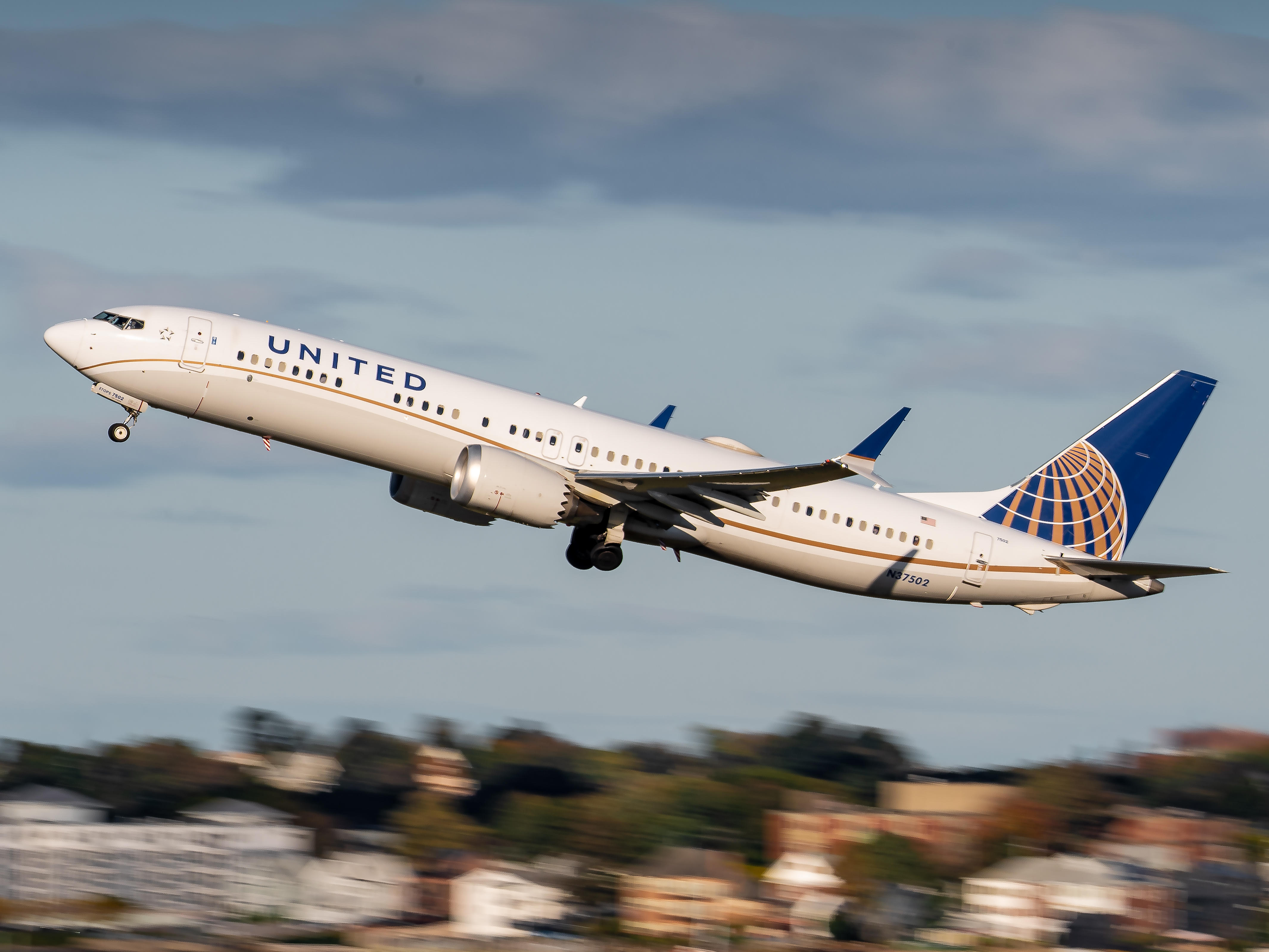 Full size: United Airlines Boeing 737 MAX 9 N37502 at General Edward Lawrence Logan International Airport