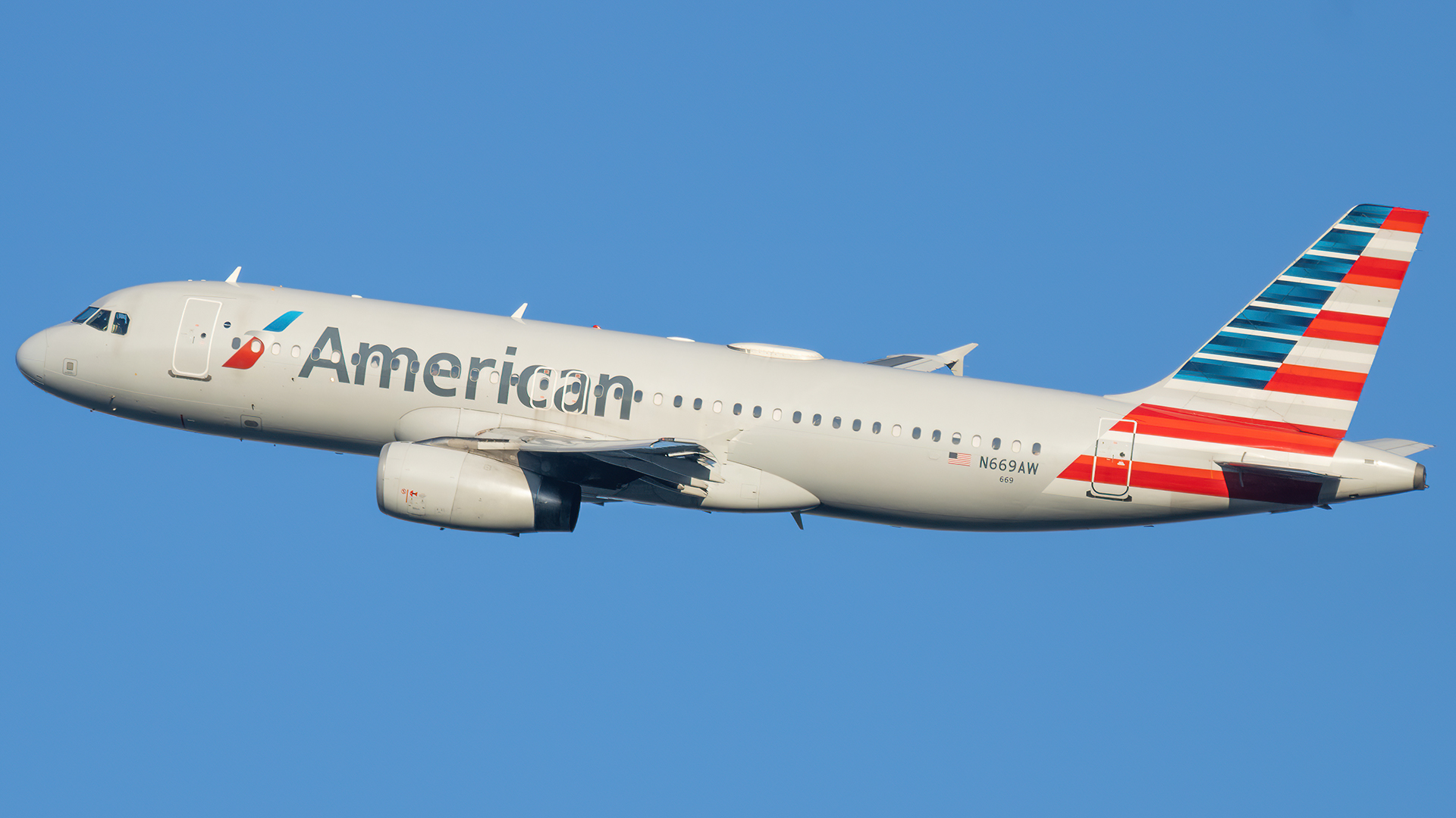Full size: American Airlines Airbus A320 N669AW at Ronald Reagan National Airport