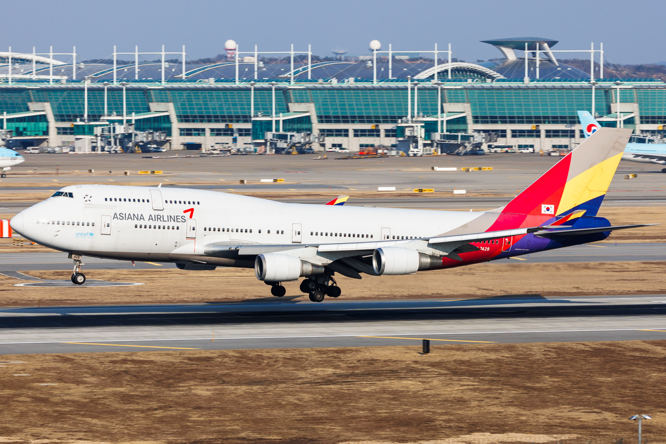 Full size: Asiana Airlines Boeing 747-400 HL7428 at Seoul-Incheon International Airport