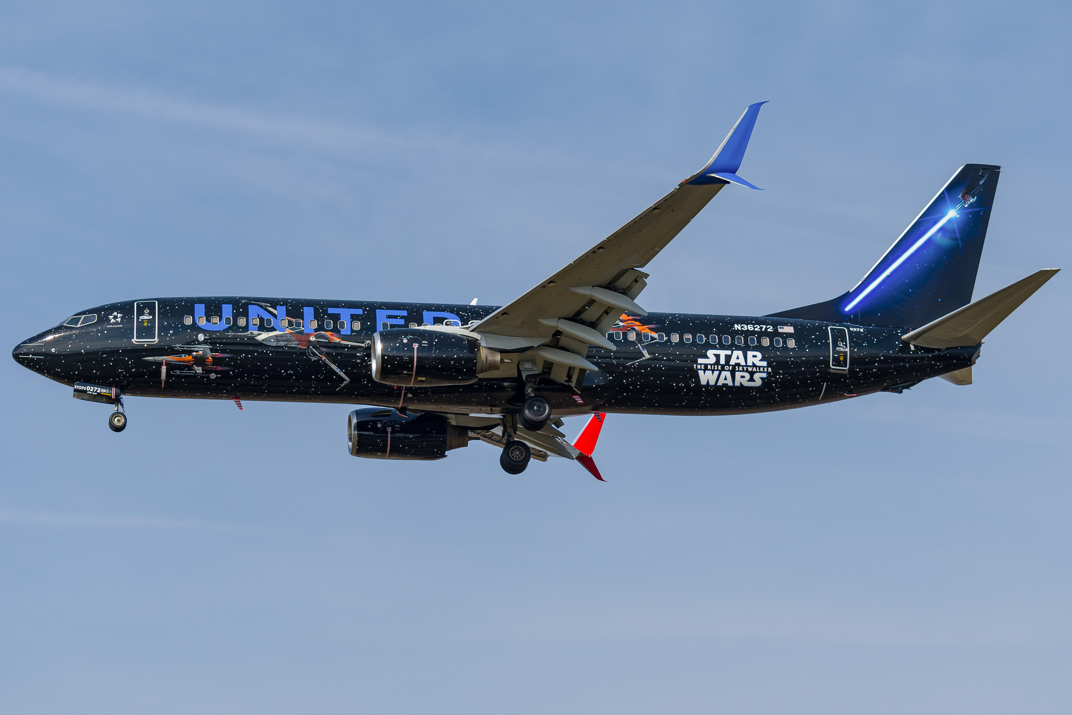 Full size: United Airlines Boeing 737-800 N36272 at Philadelphia International Airport