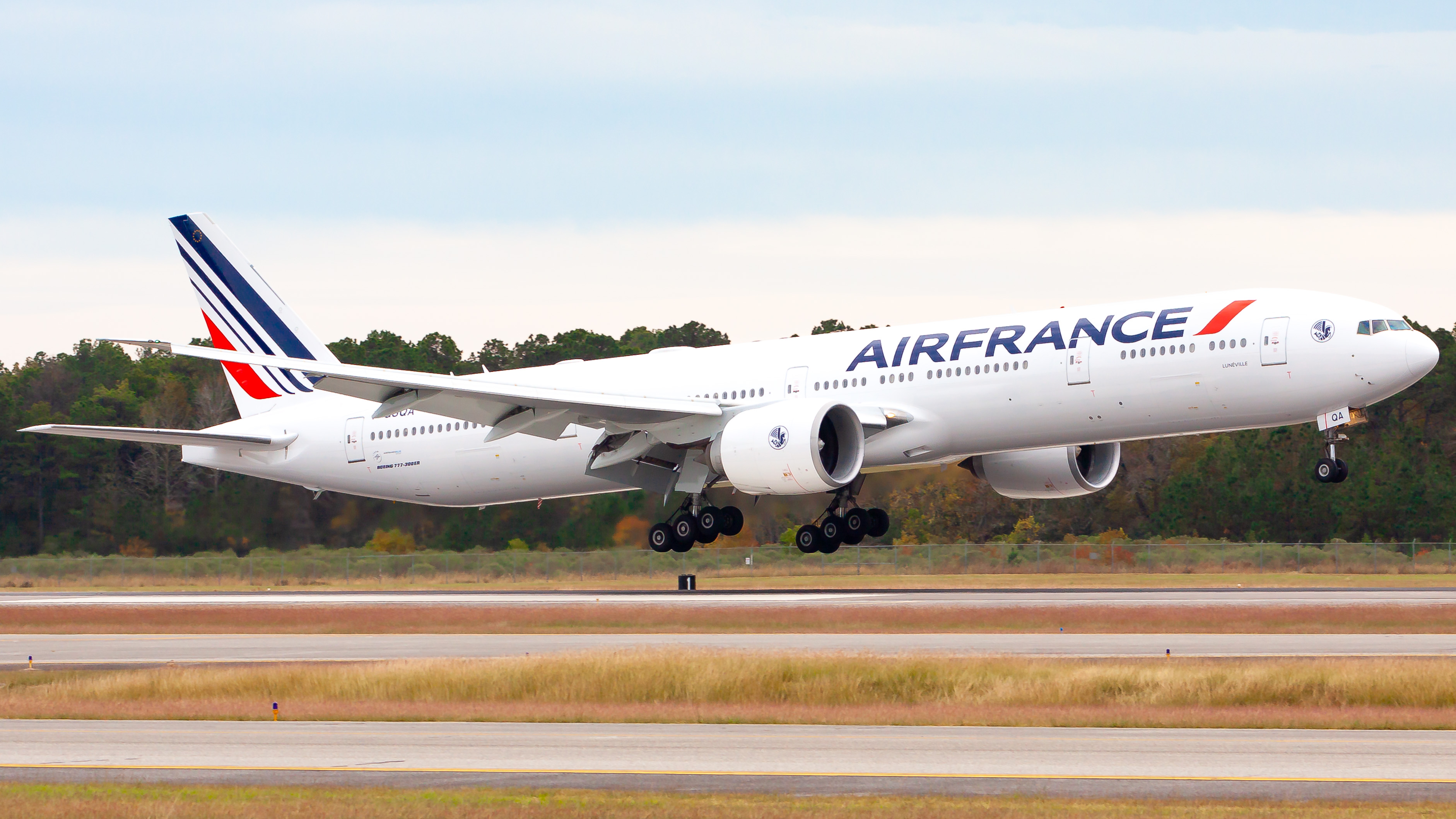 Full size: Air France Boeing 777-300ER F-GSQA at Houston-George Bush Intercontinental Airport