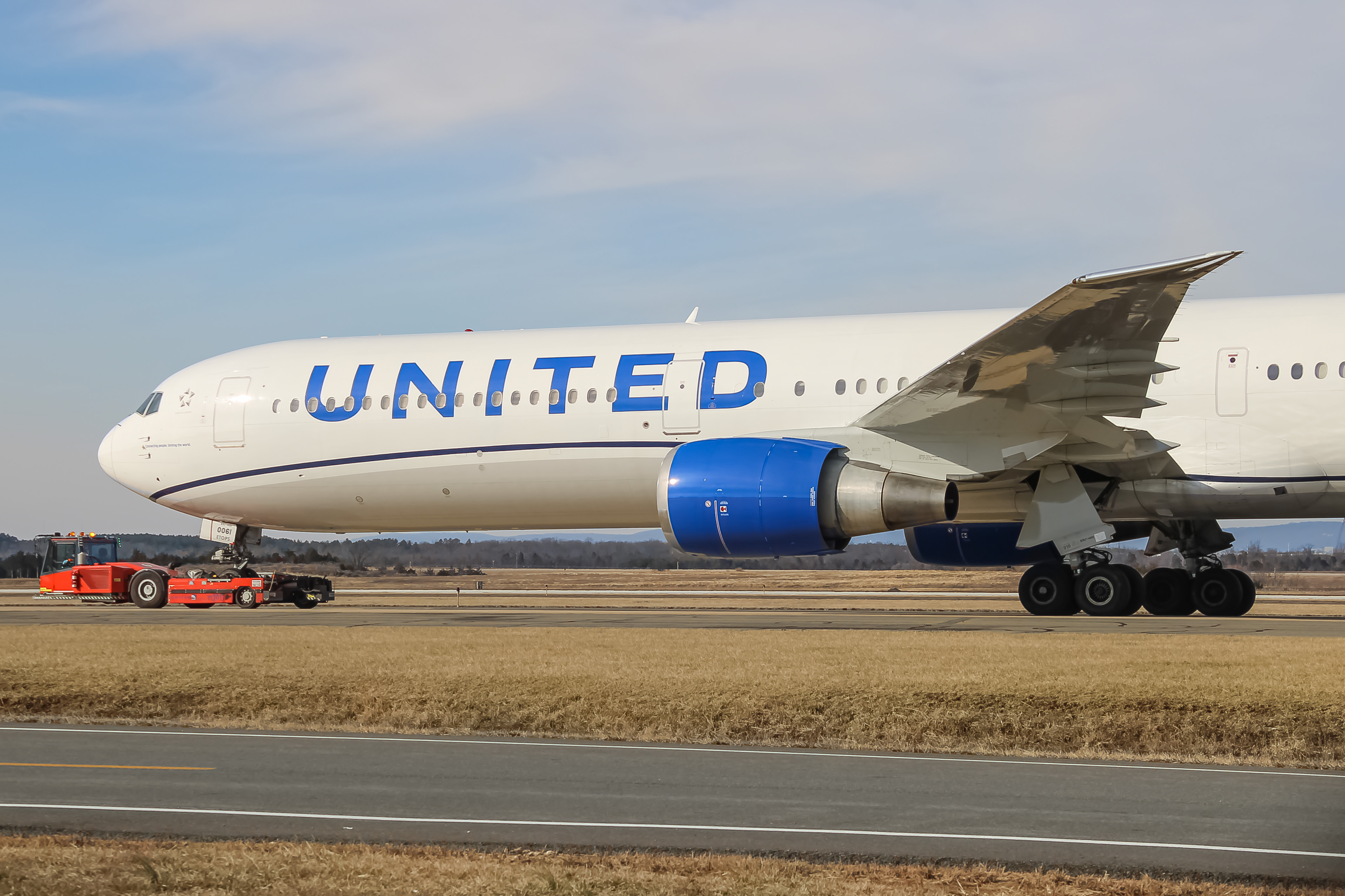 Full size: United Airlines Boeing 767-400ER N68061 at Washington Dulles International Airport