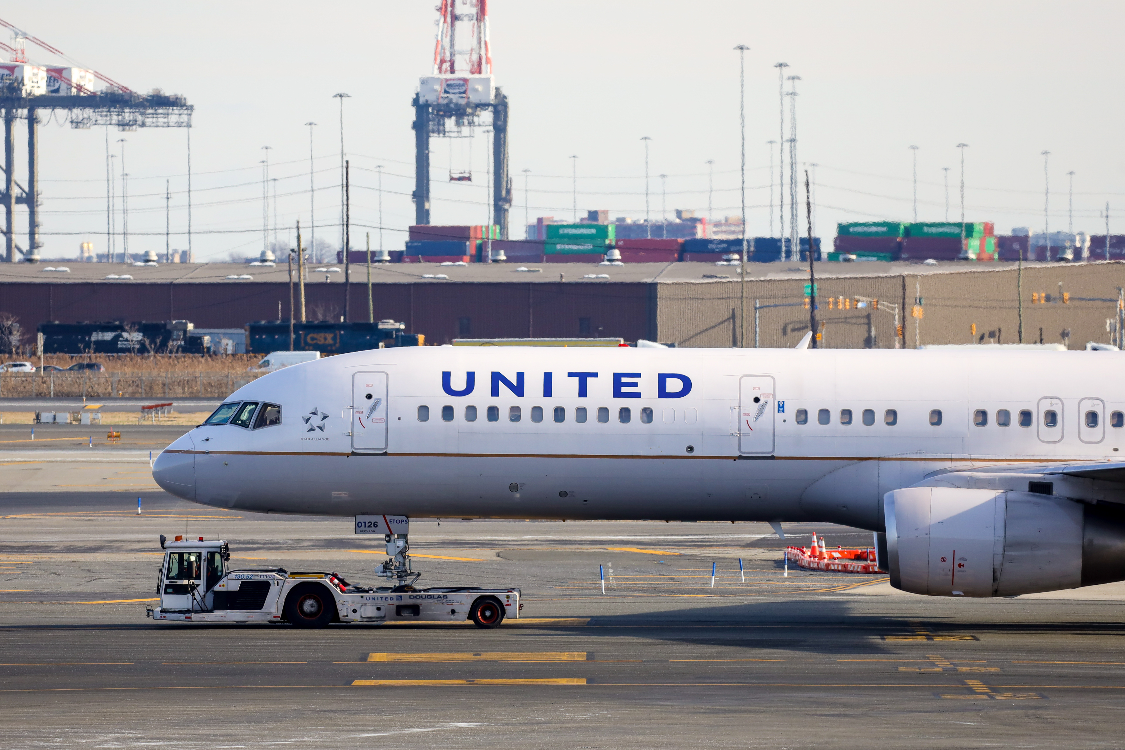Full size: United Airlines Boeing 757-200 N17126 at Newark Liberty International Airport
