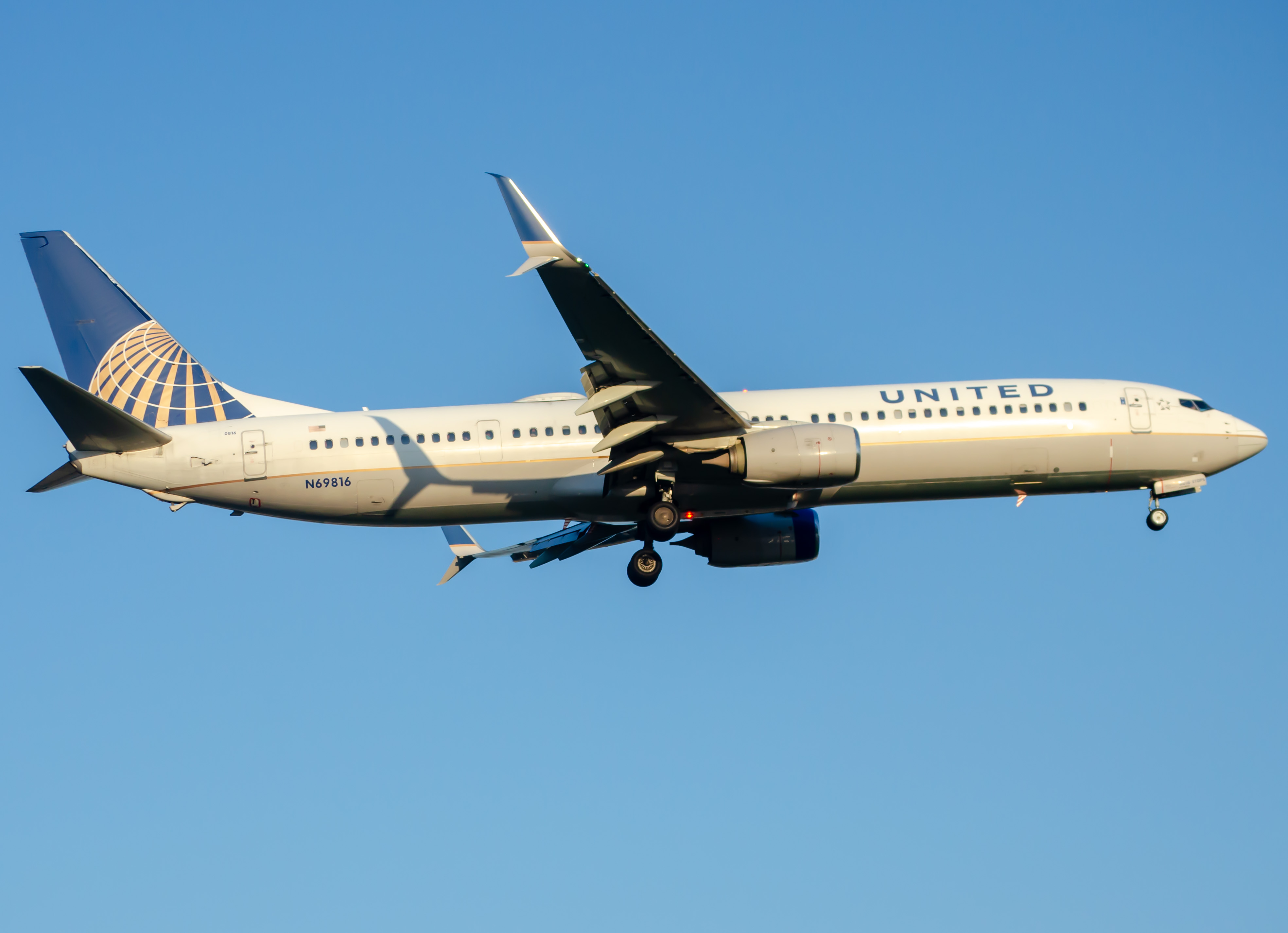 Full size: United Airlines Boeing 737-900ER N69816 at Newark Liberty International Airport