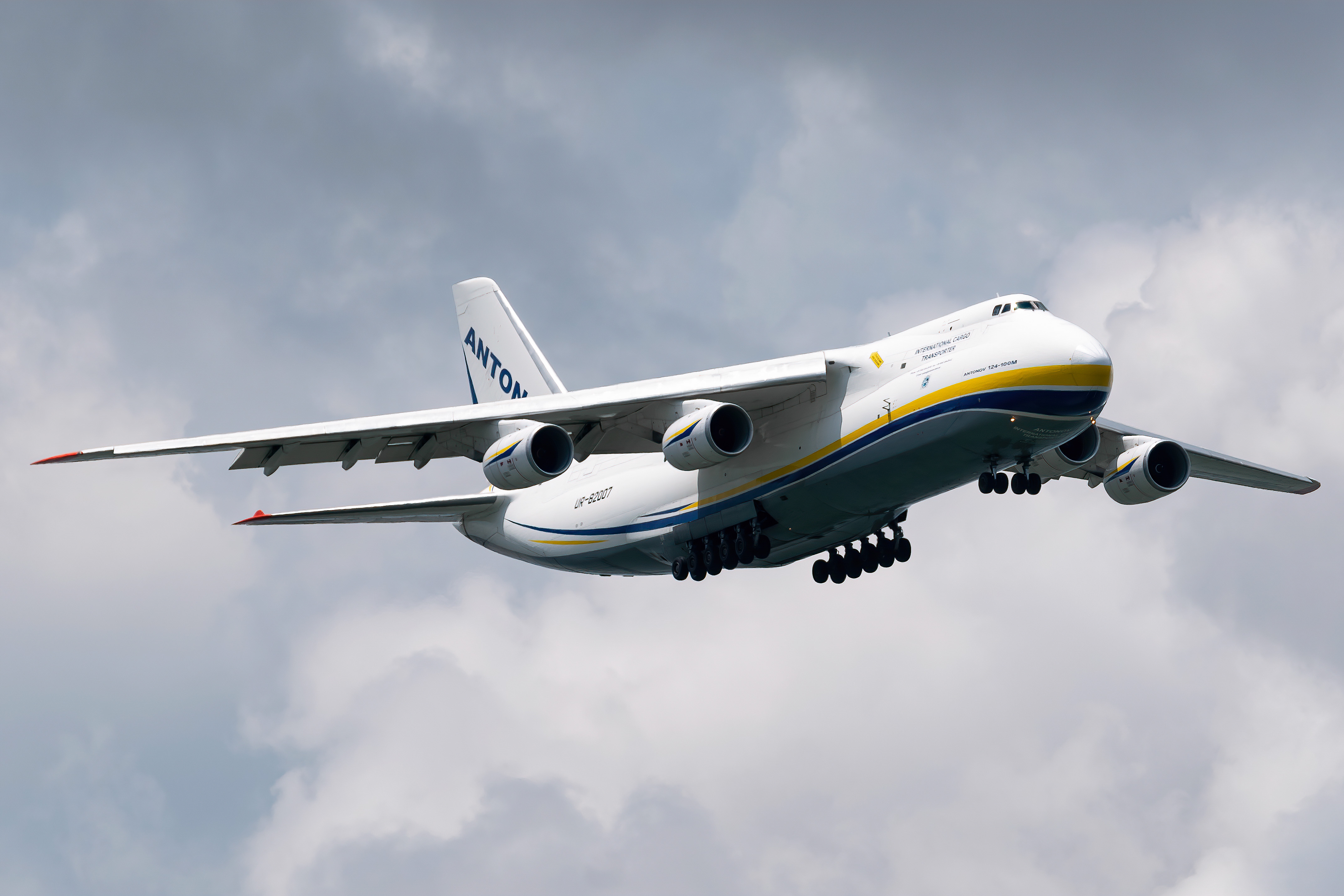 Full size: Antonov Airlines Antonov An-124 UR-82007 at Singapore-Changi Airport