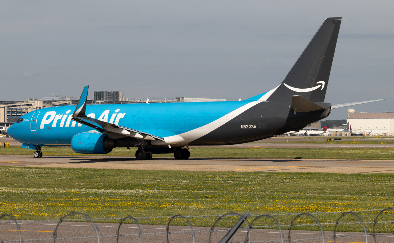Full size: Prime Air Boeing 737-800 N5233A at Minneapolis-St Paul International/Wold-Chamberlain Airport