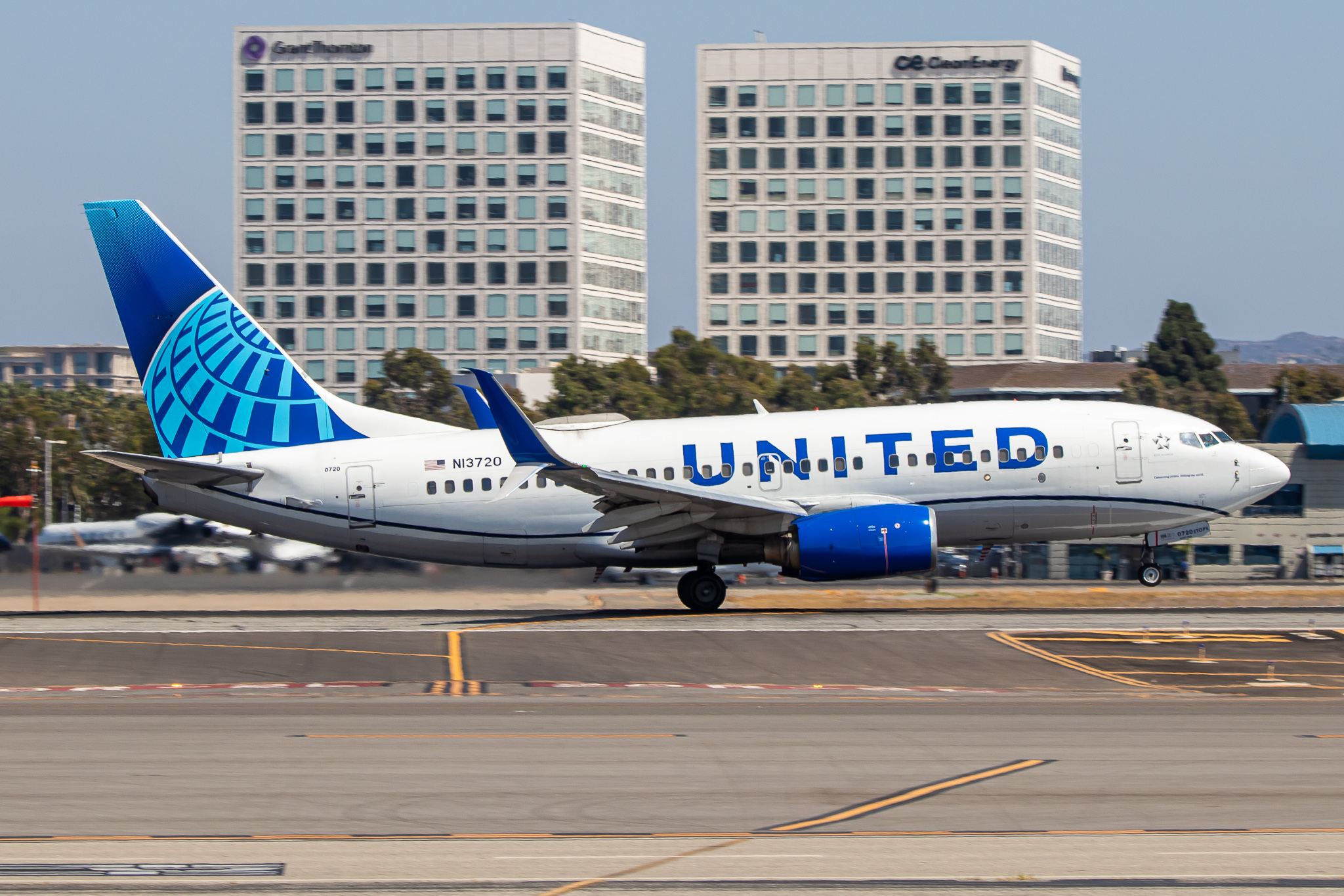 Full size: United Airlines Boeing 737-700 N13720 at John Wayne/Orange County Airport