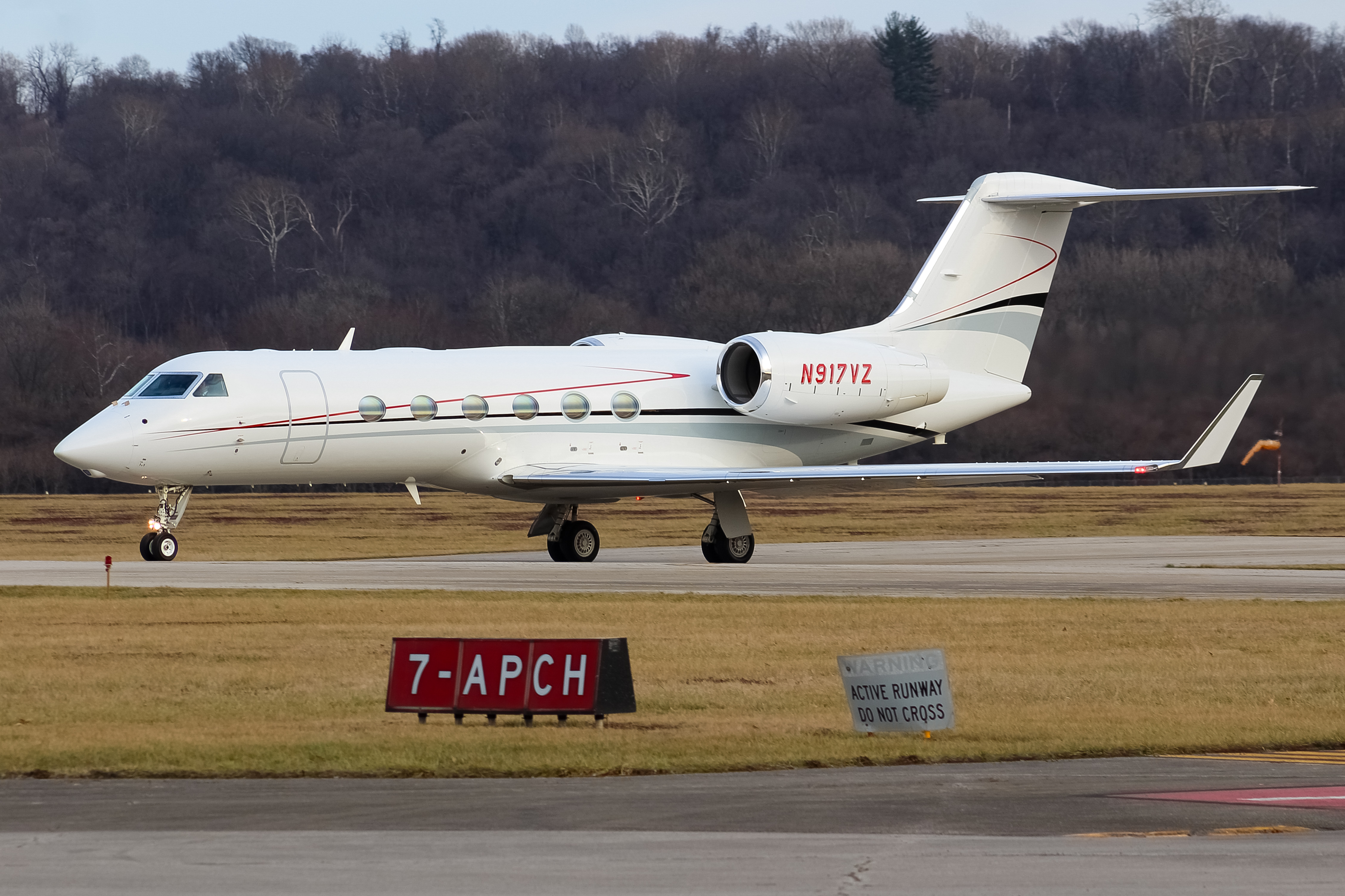 Full size: PRIVATE  Gulfstream IV N917VZ at Cincinnati Municipal Airport/Lunken Field