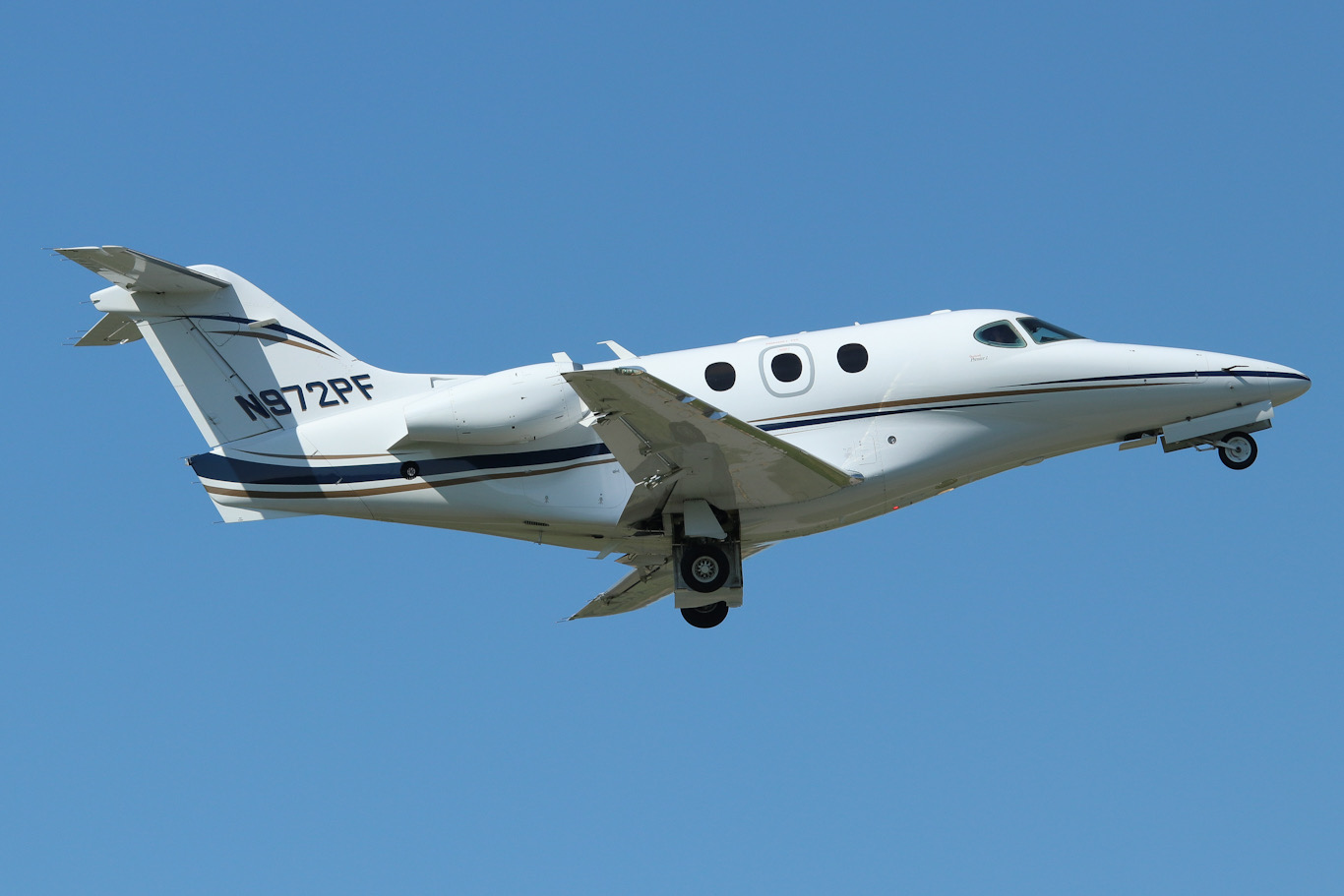 Full size: PRIVATE Beech 390 Premier  N972PF at York Airport