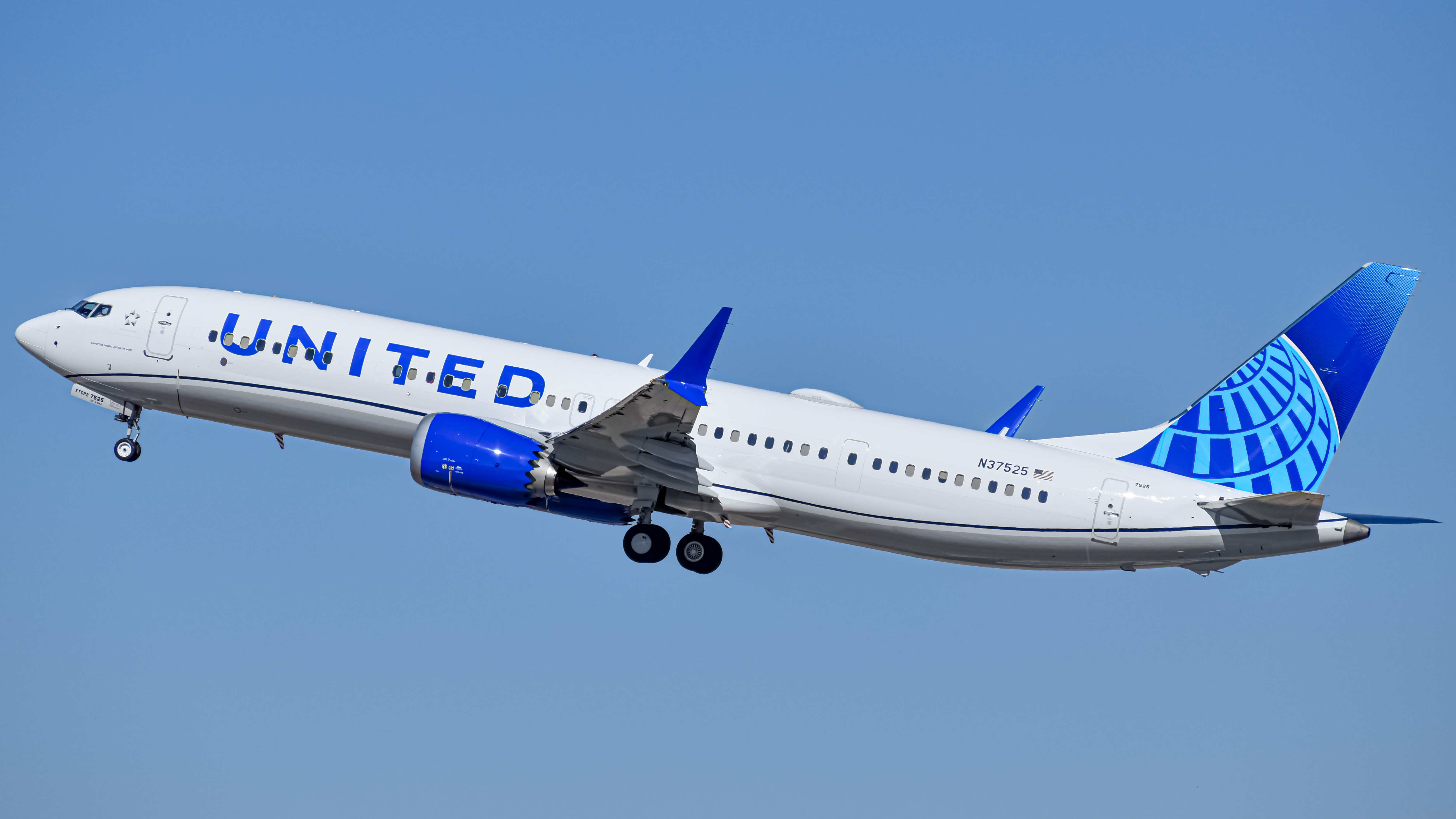 Full size: United Airlines Boeing 737 MAX 9 N37525 at Denver International Airport