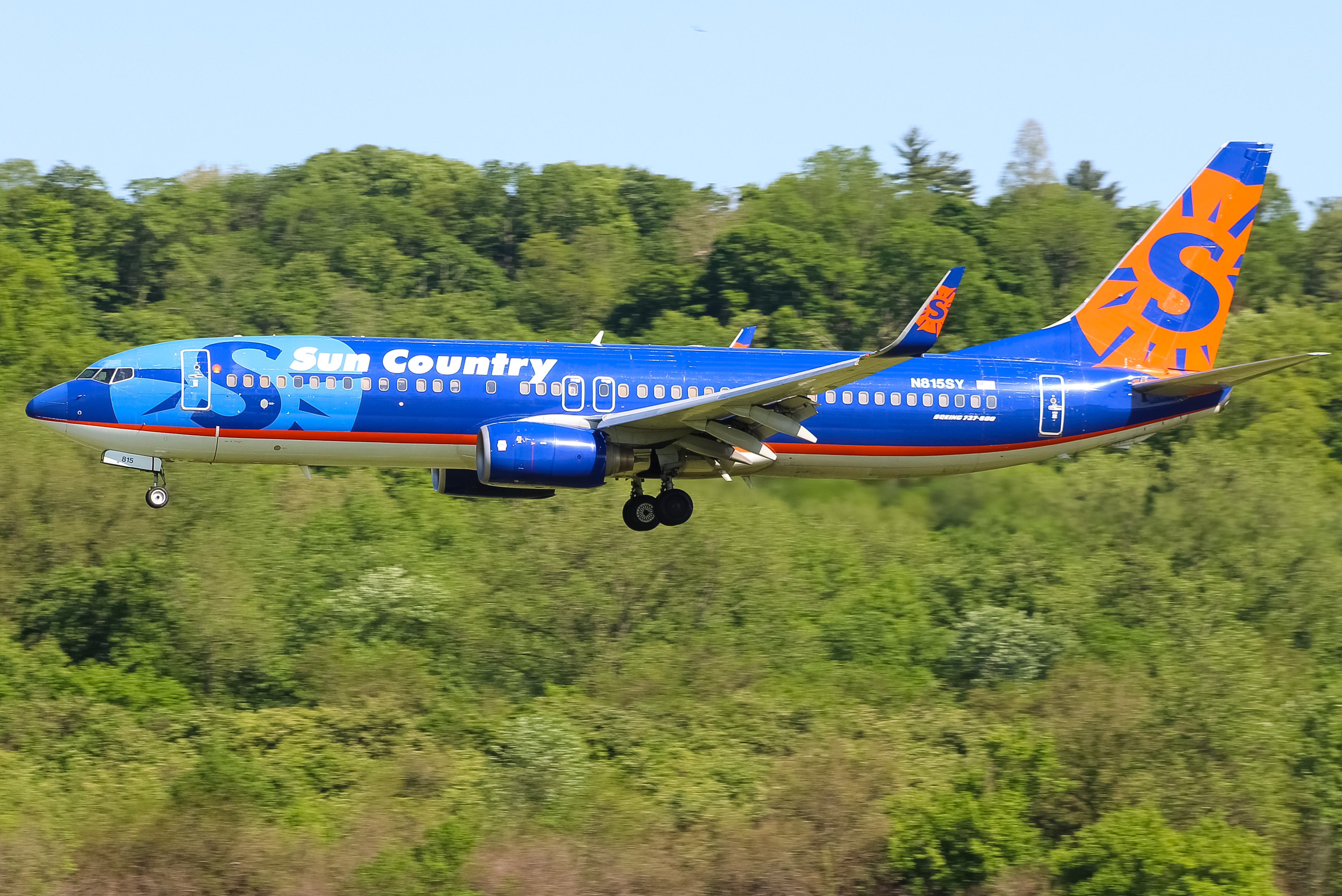 Full size: Sun Country Airlines Boeing 737-800 N815SY at Cincinnati Municipal Airport/Lunken Field