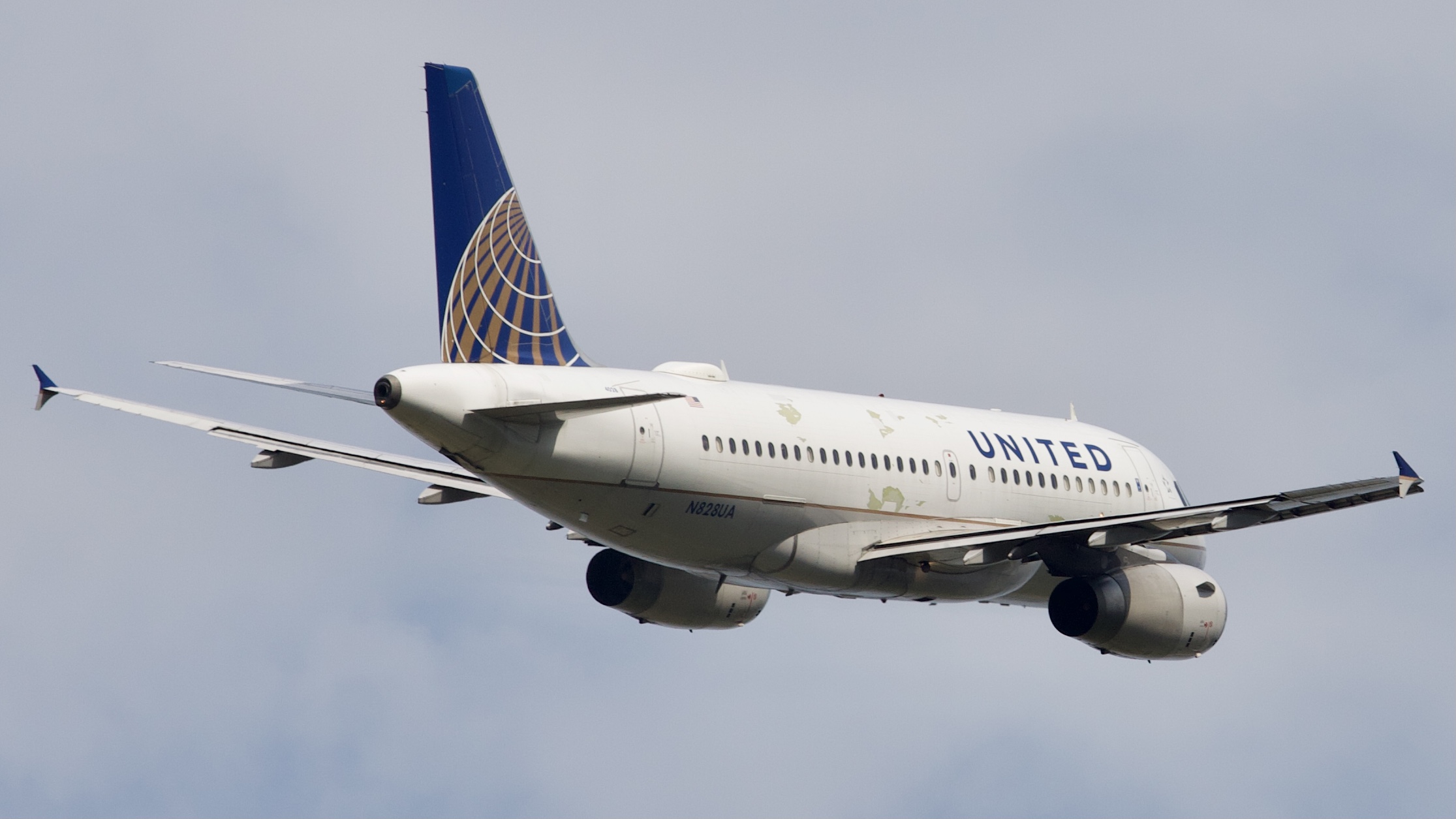 Full size: United Airlines Airbus A319 N828UA at Houston-George Bush Intercontinental Airport