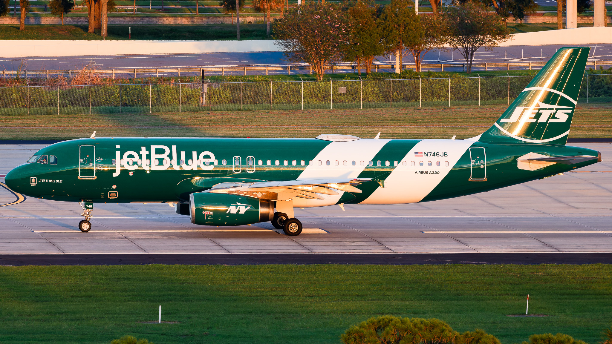 Full size: JetBlue Airways Airbus A320 N746JB at Tampa International Airport
