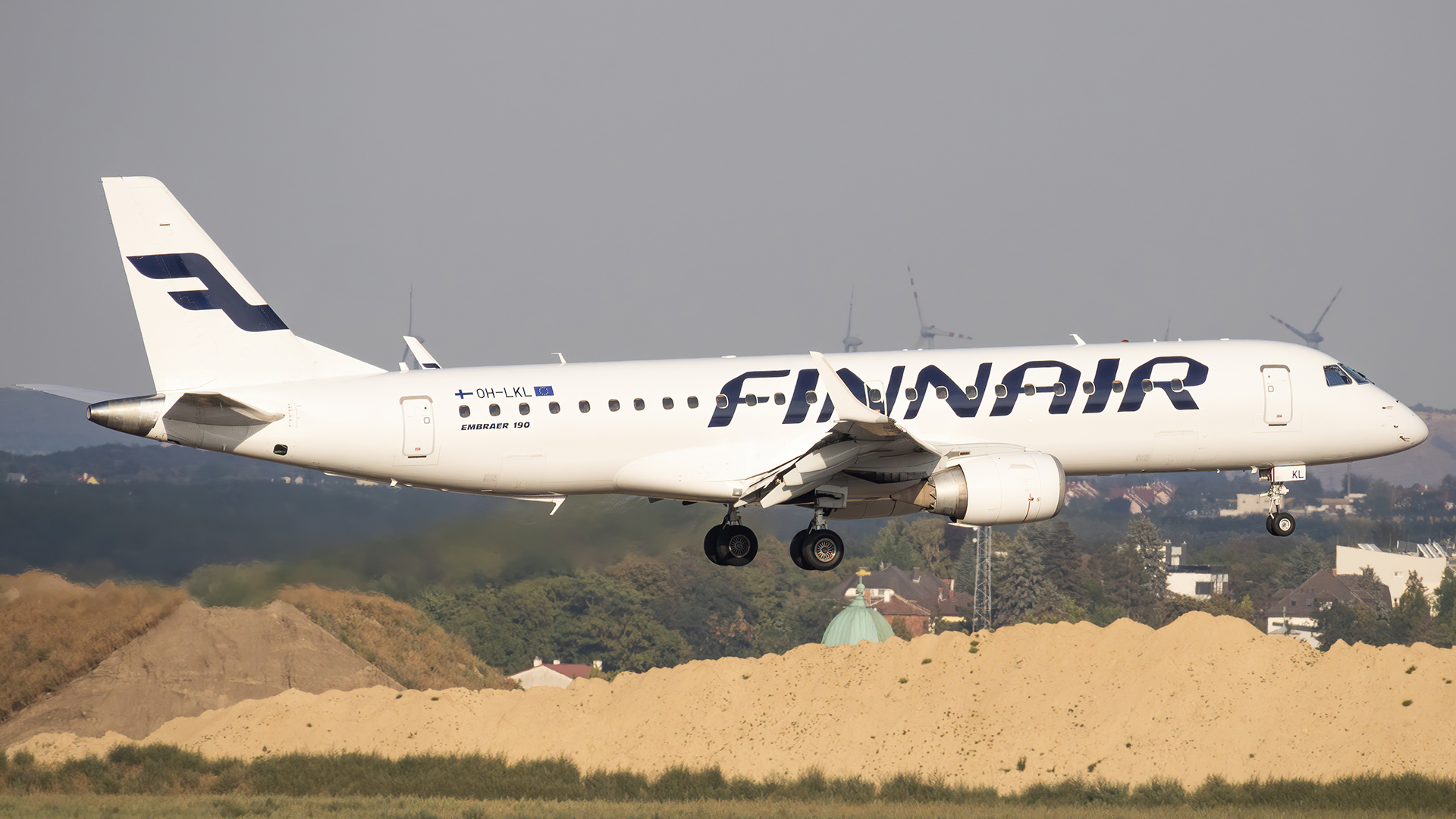 Full size: Finnair Embraer E190 OH-LKL at Vienna International Airport