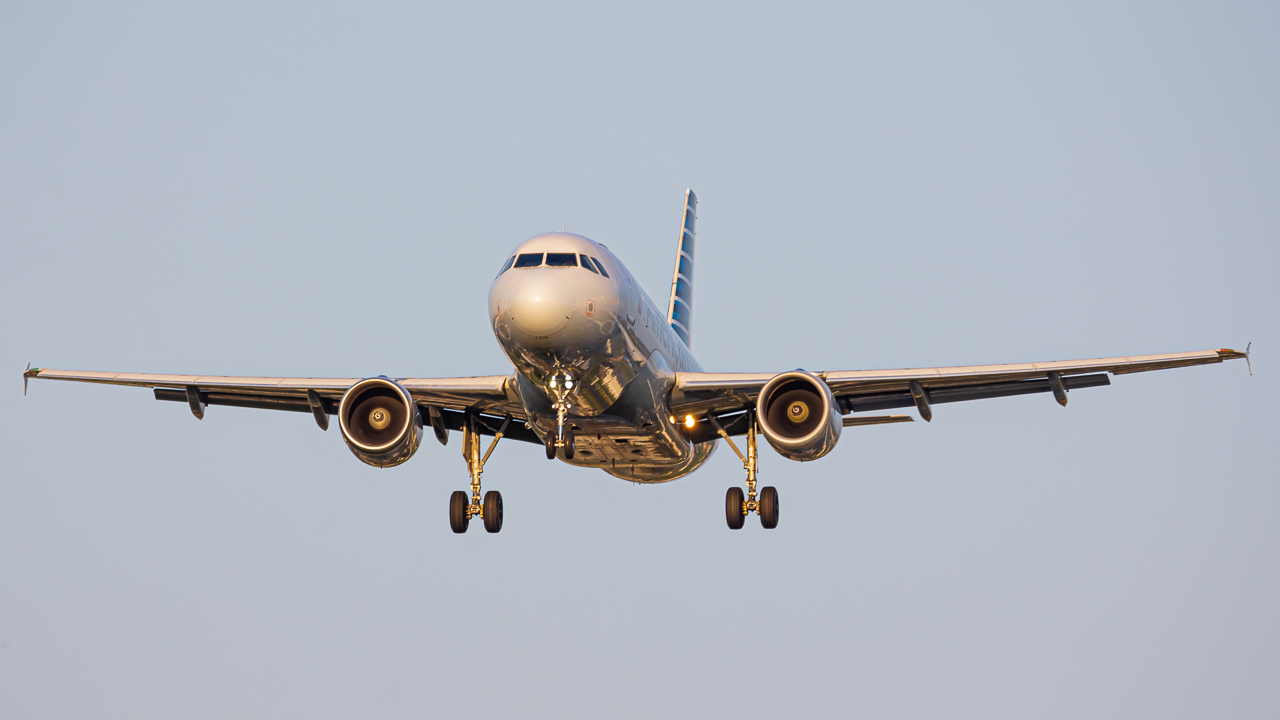 Full size: American Airlines Airbus A319 N741UW at John Glenn Columbus International Airport
