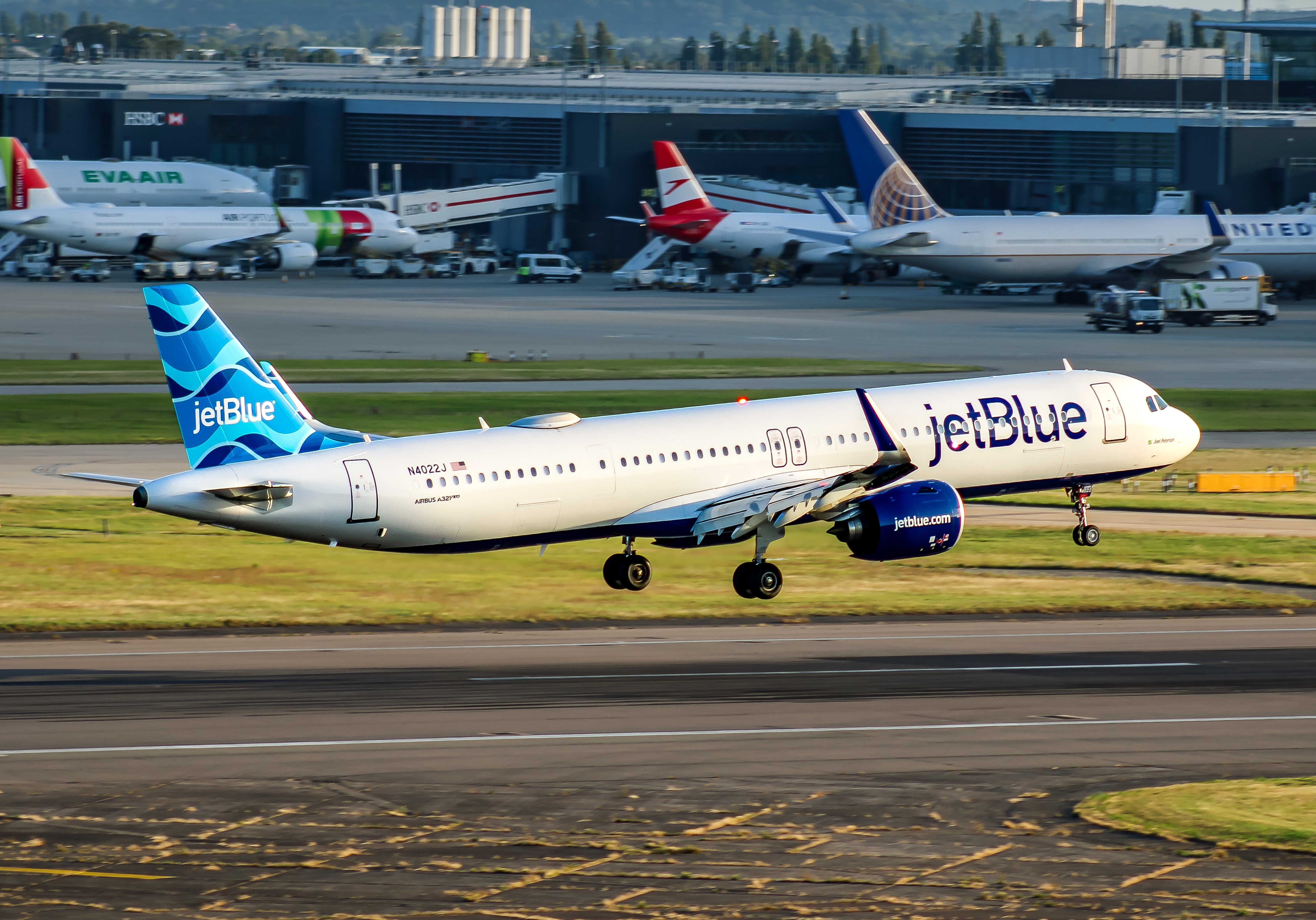 Full size: JetBlue Airways Airbus A321NEO N4022J at London Heathrow International Airport
