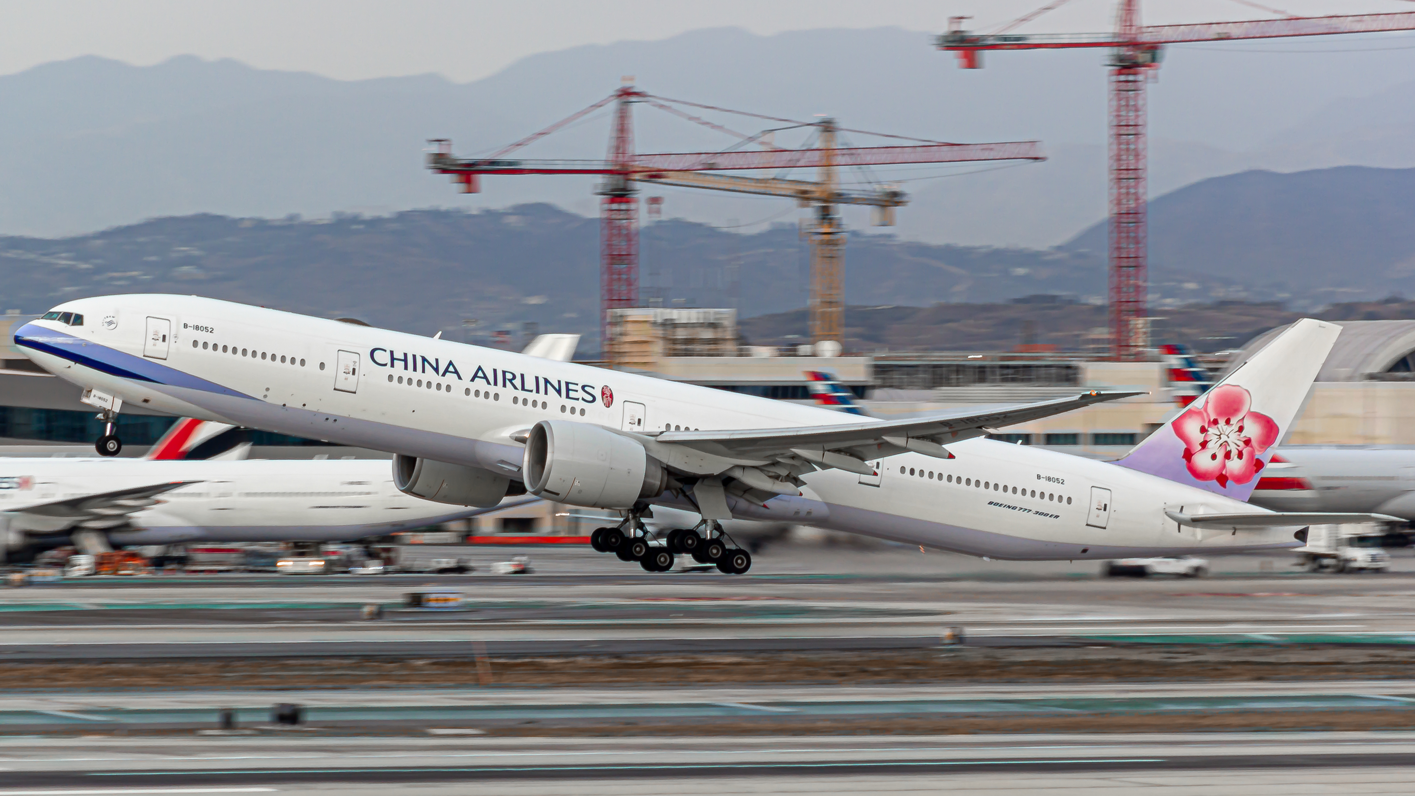 Full size: China Airlines Boeing 777-300ER B-18052 at Los Angeles International Airport