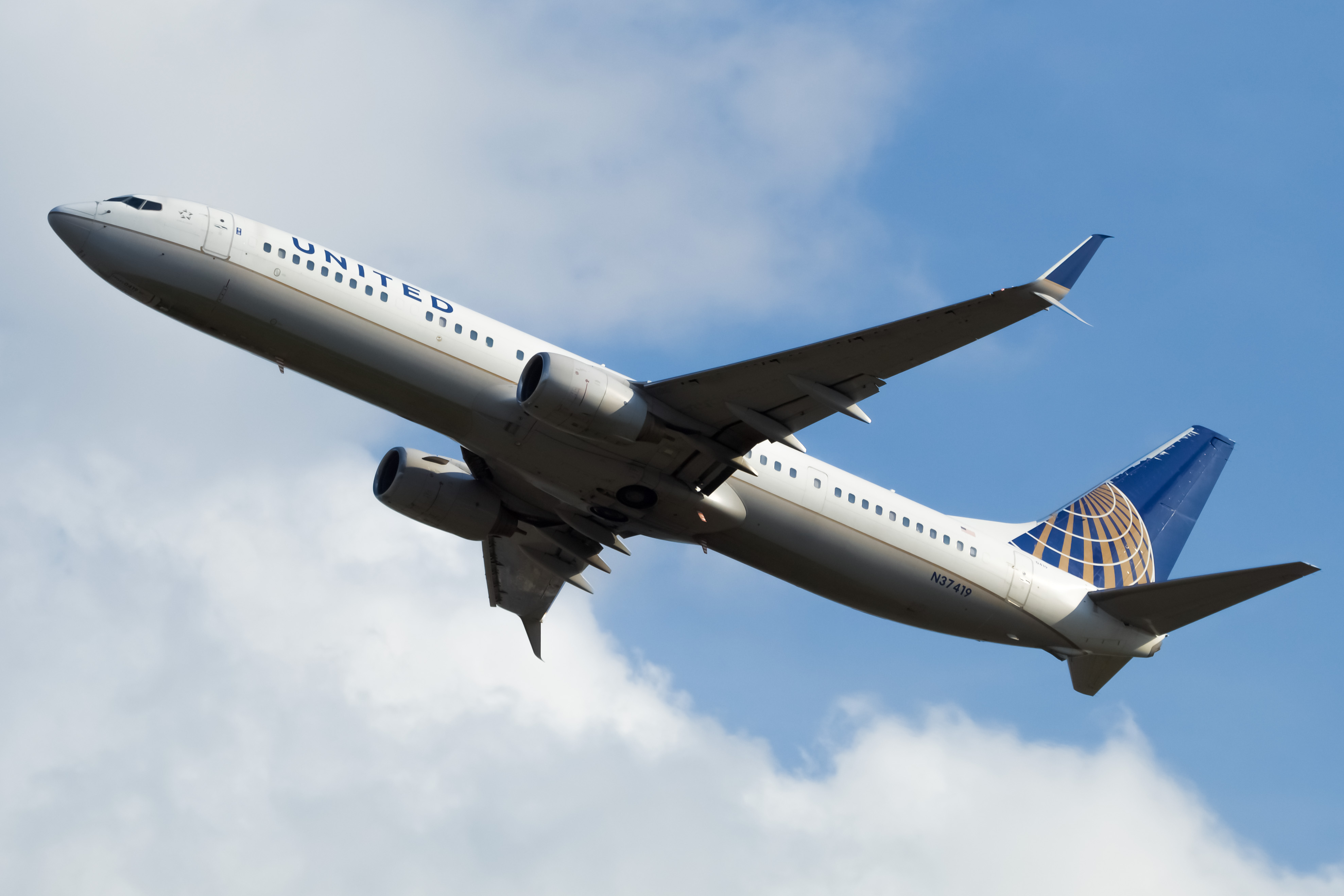 Full size: United Airlines Boeing 737-900ER N37419 at Newark Liberty International Airport