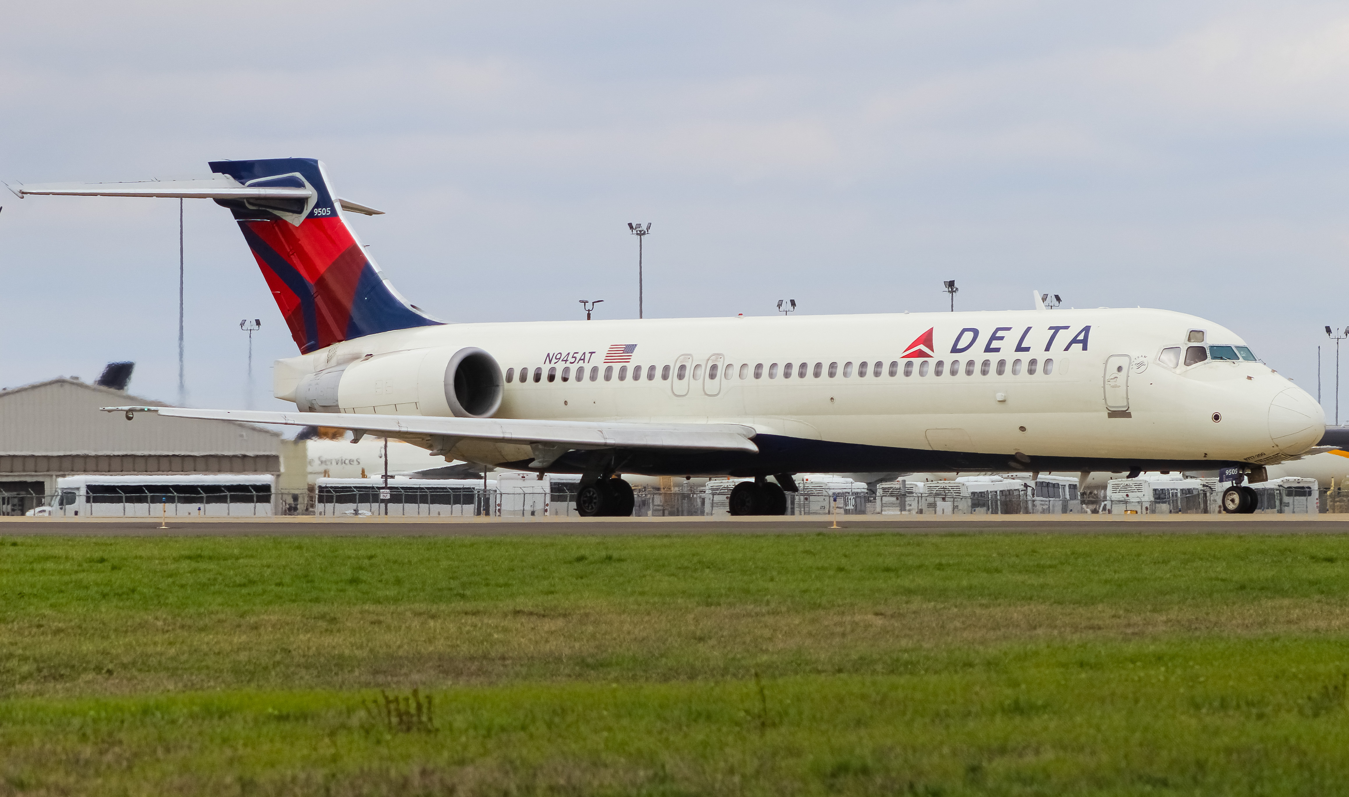 Full size: Delta Airlines Boeing 717-200 N945AT at Louisville Muhammad Ali International Airport