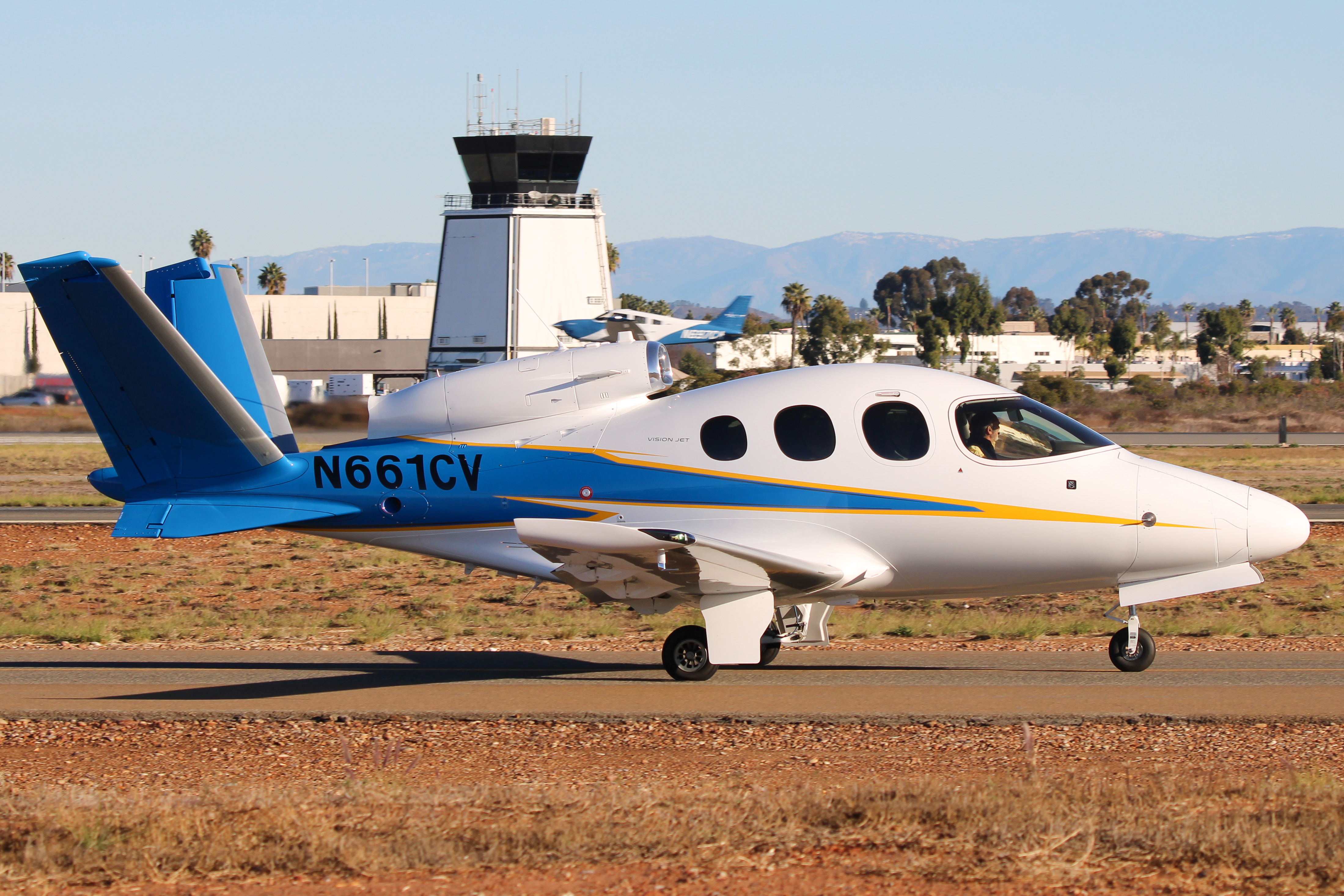 Full size: Fast Forward Aviation Cirrus SF50 N661CV at Montgomery-Gibbs Executive Airport