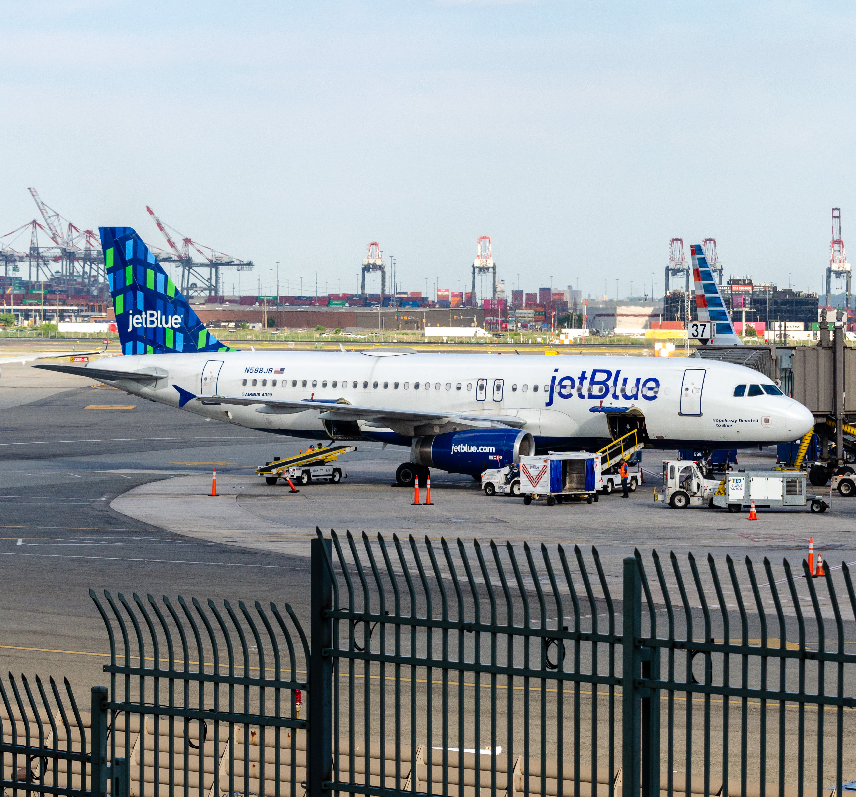 Full size: JetBlue Airways Airbus A320 N588JB at Newark Liberty International Airport